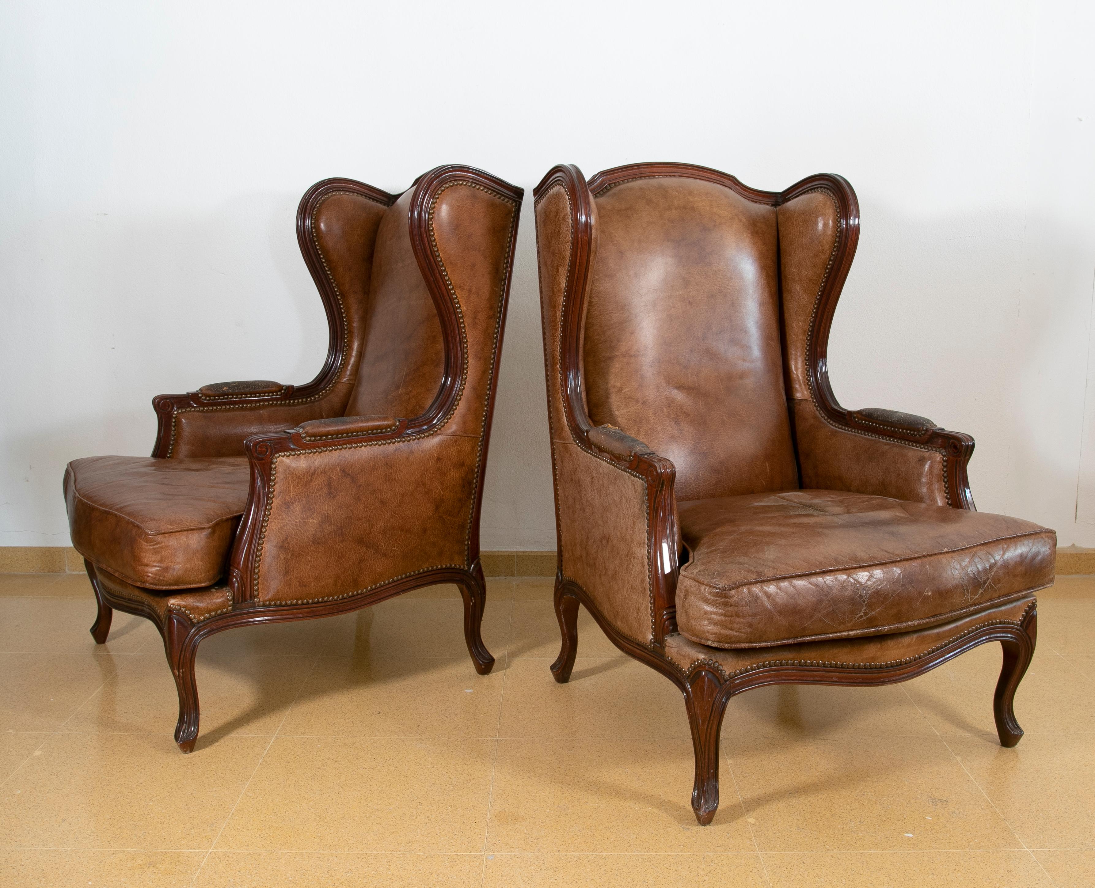 Inglese Coppia di poltrone in legno inglesi degli anni '80 rivestite in pelle in vendita