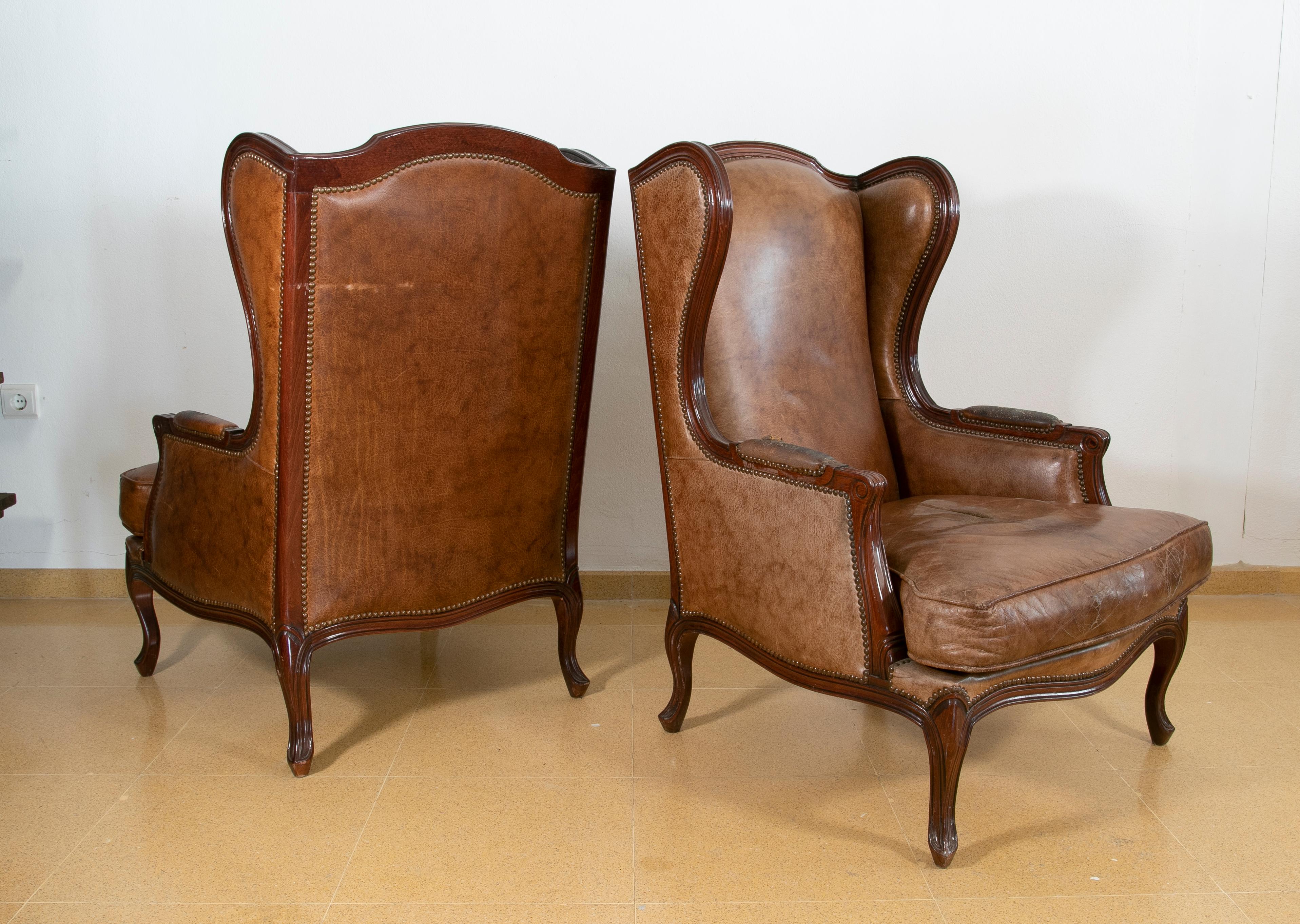 Coppia di poltrone in legno inglesi degli anni '80 rivestite in pelle In condizioni buone in vendita a Marbella, ES