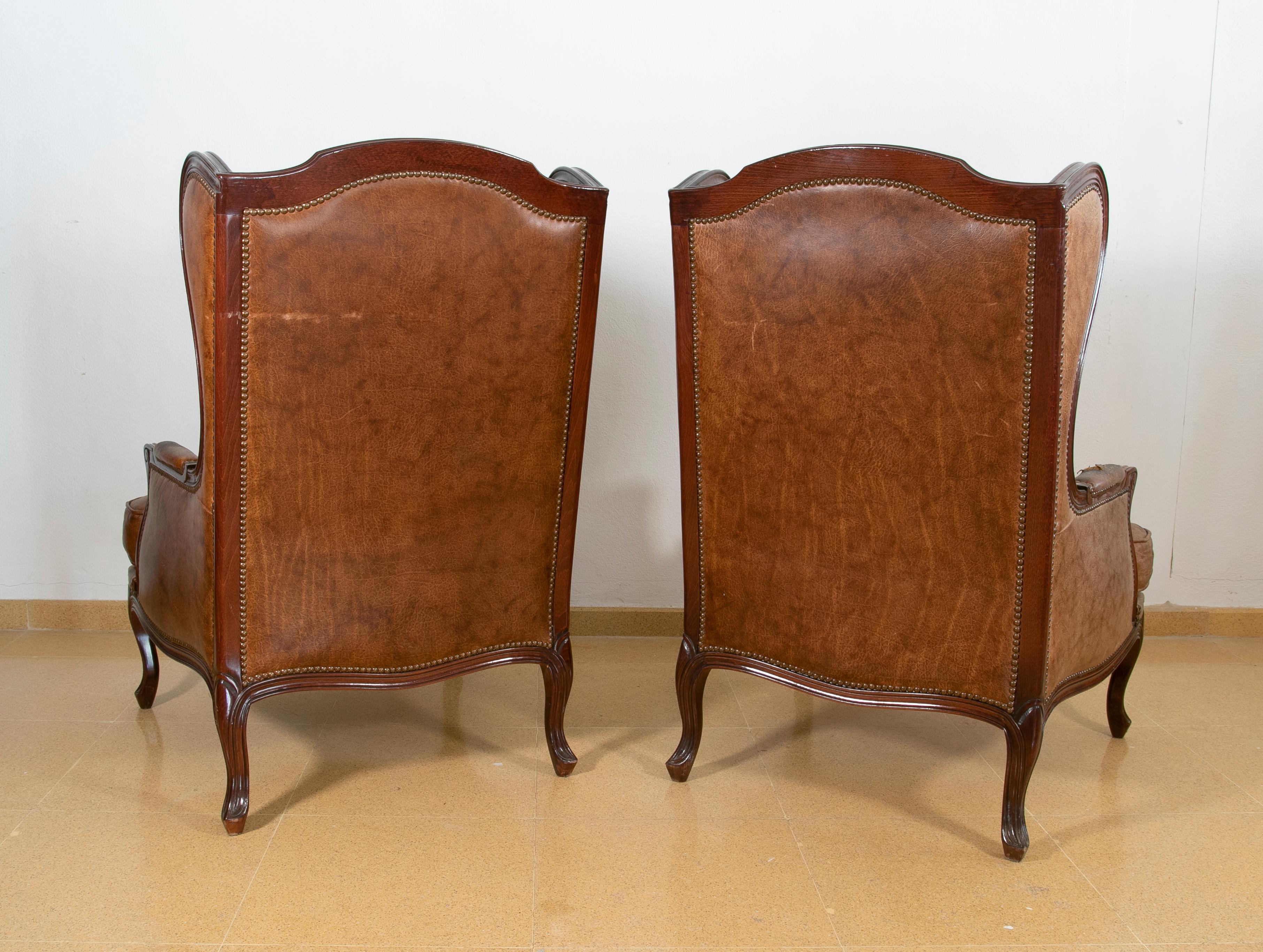 1980s English Pair of Wooden Armchairs Upholstered in Leather For Sale 1