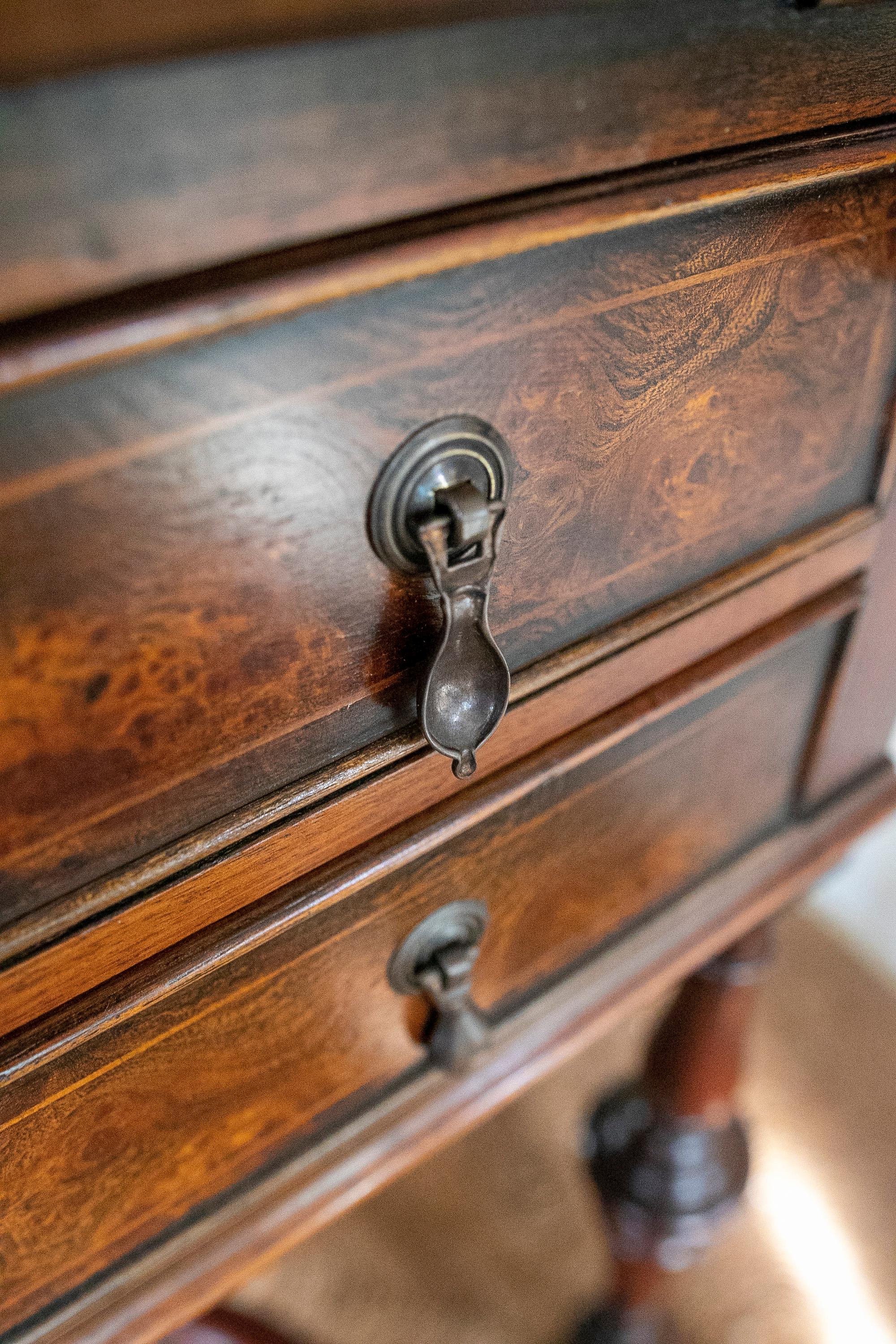 Bureau en bois de racine anglaise des années 1980 avec porte et tiroirs  en vente 7