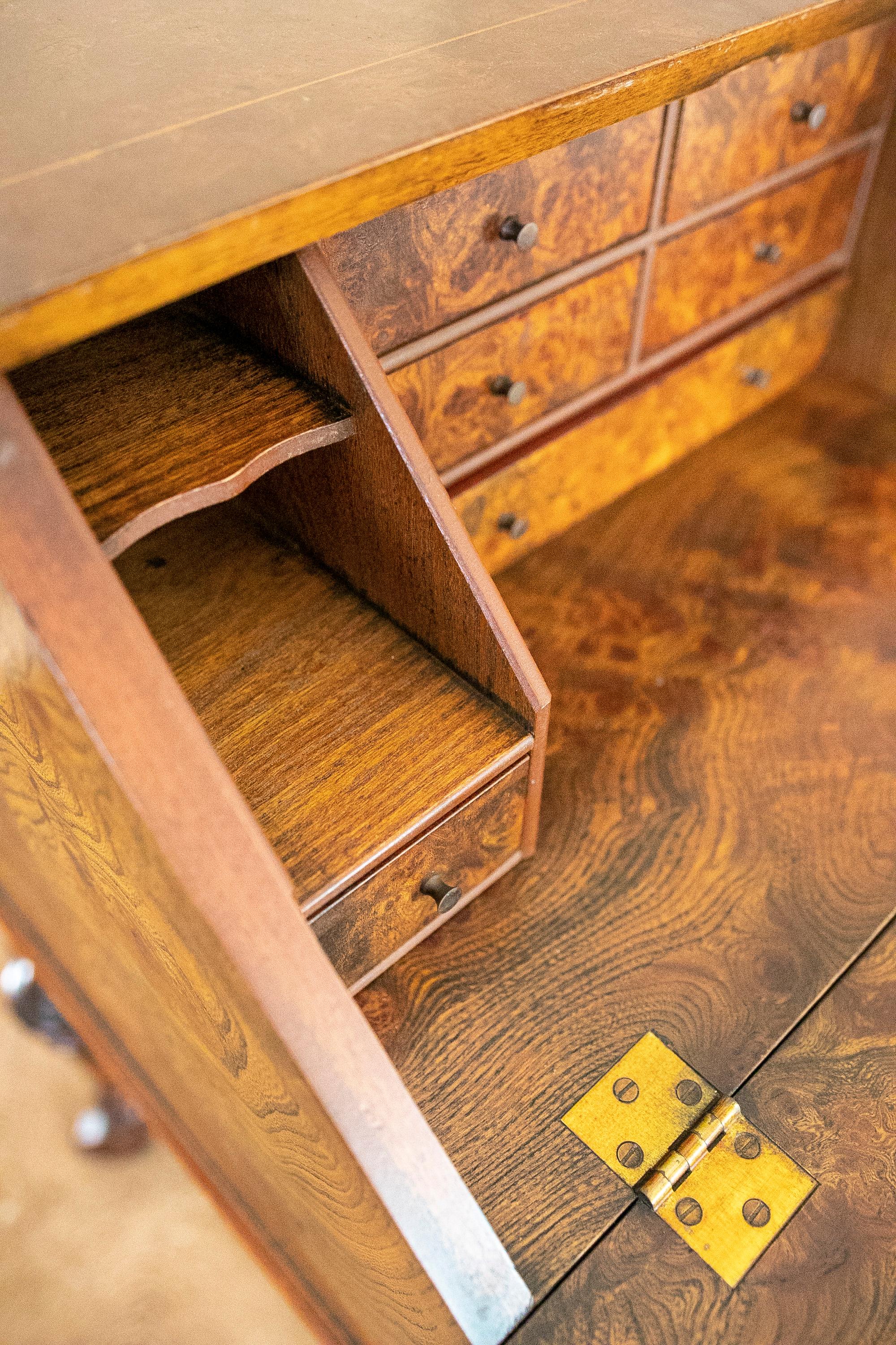 Bureau en bois de racine anglaise des années 1980 avec porte et tiroirs  en vente 14