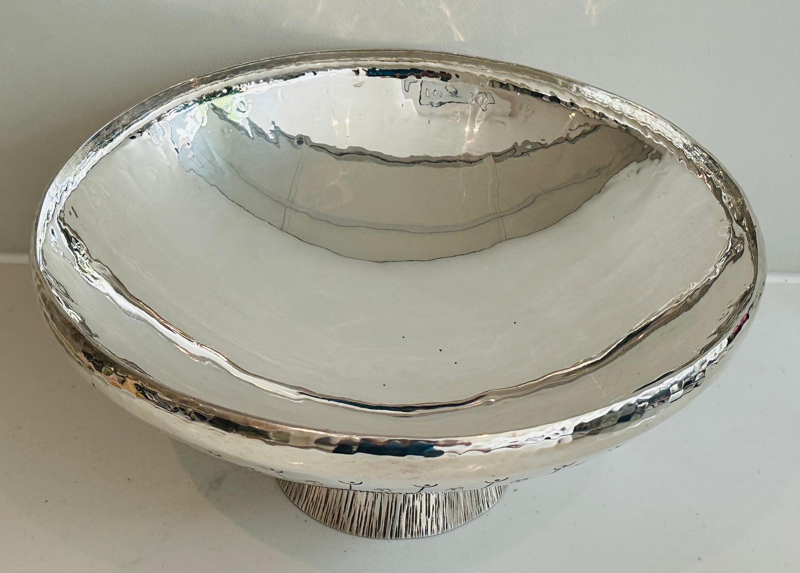 1980s English Silver Plated Decorative Hand-Hammered Serving or Display Bowl For Sale 7