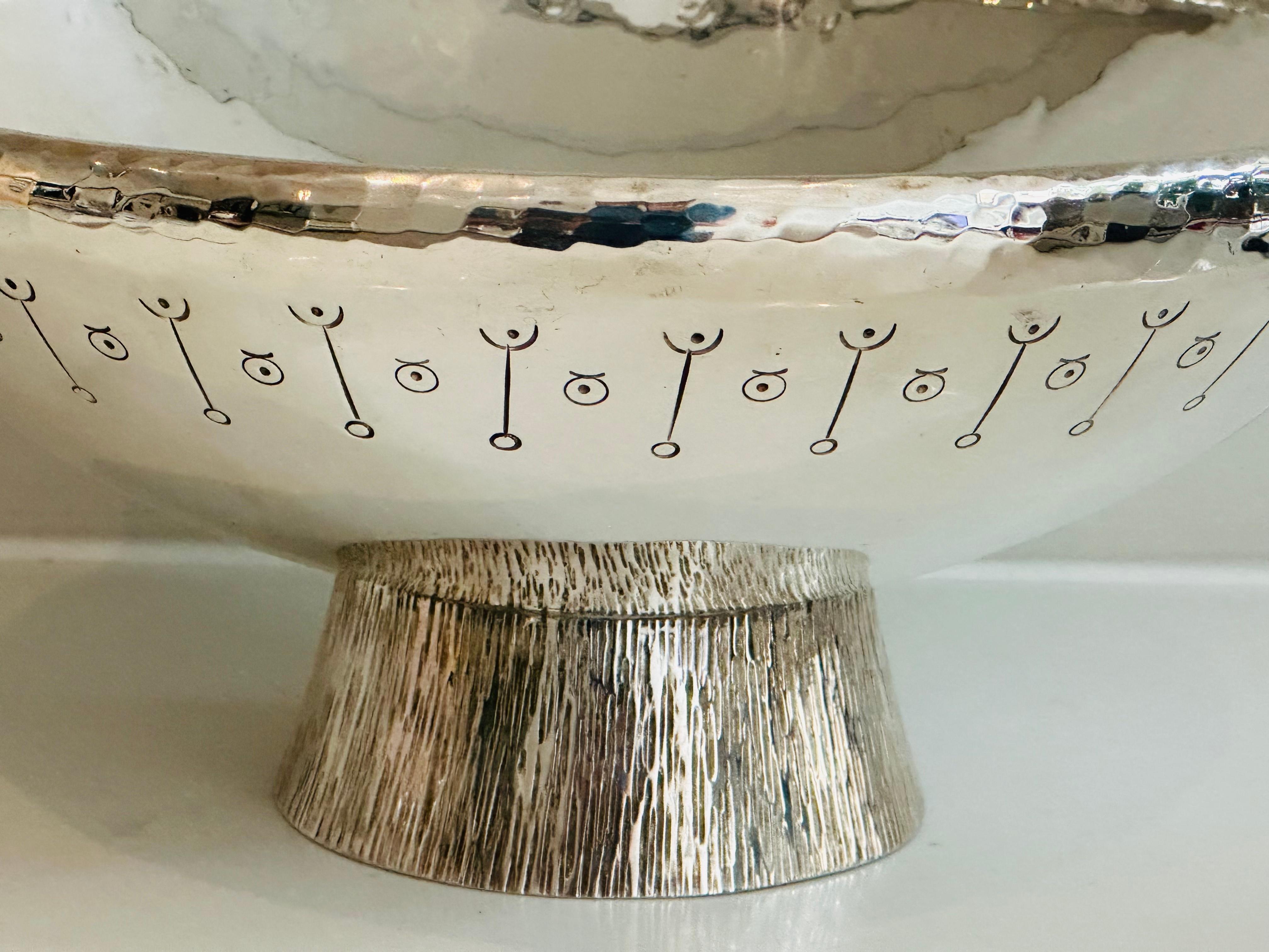 1980s English Silver Plated Decorative Hand-Hammered Serving or Display Bowl 10