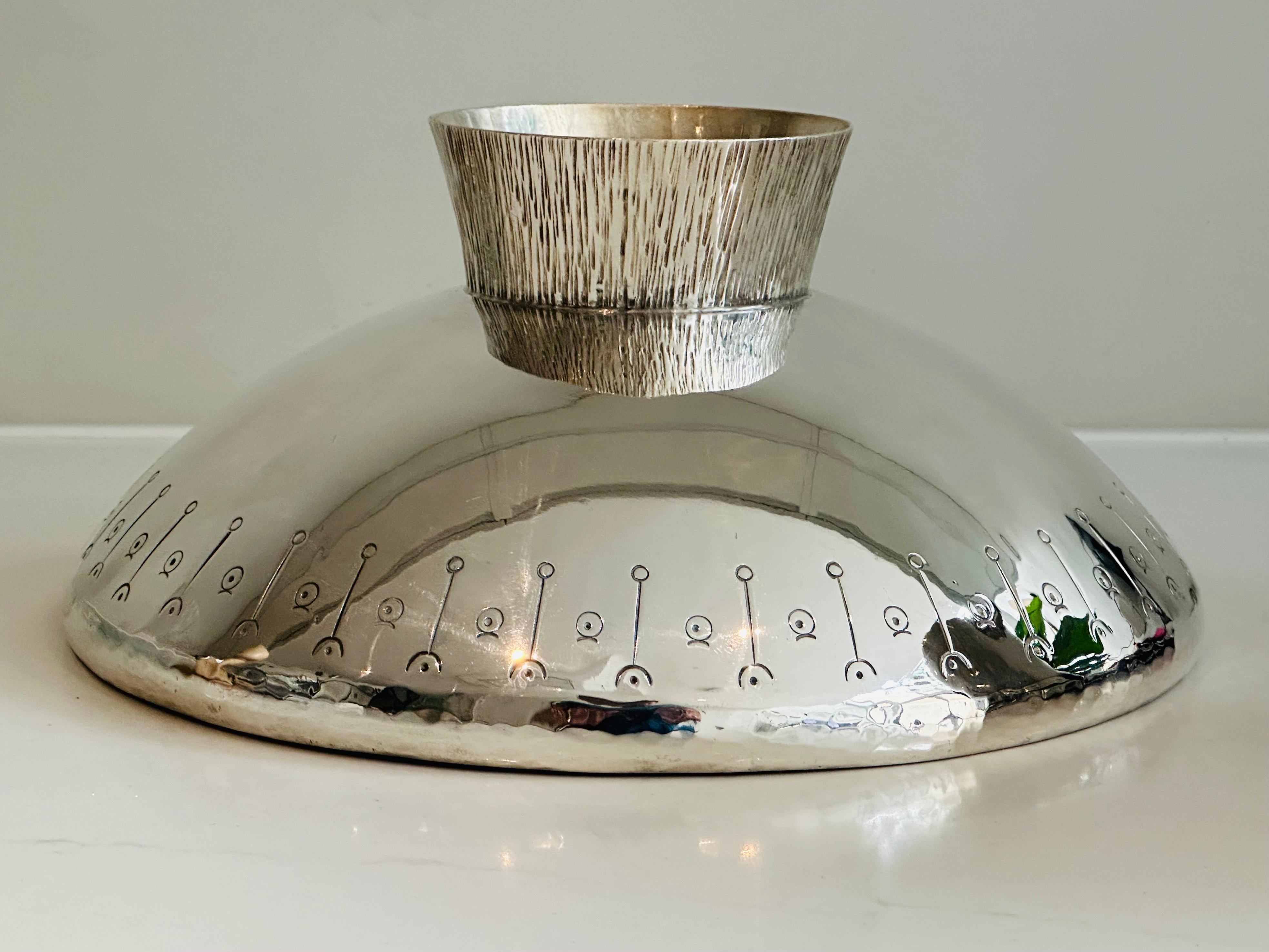1980s English Silver Plated Decorative Hand-Hammered Serving or Display Bowl For Sale 11