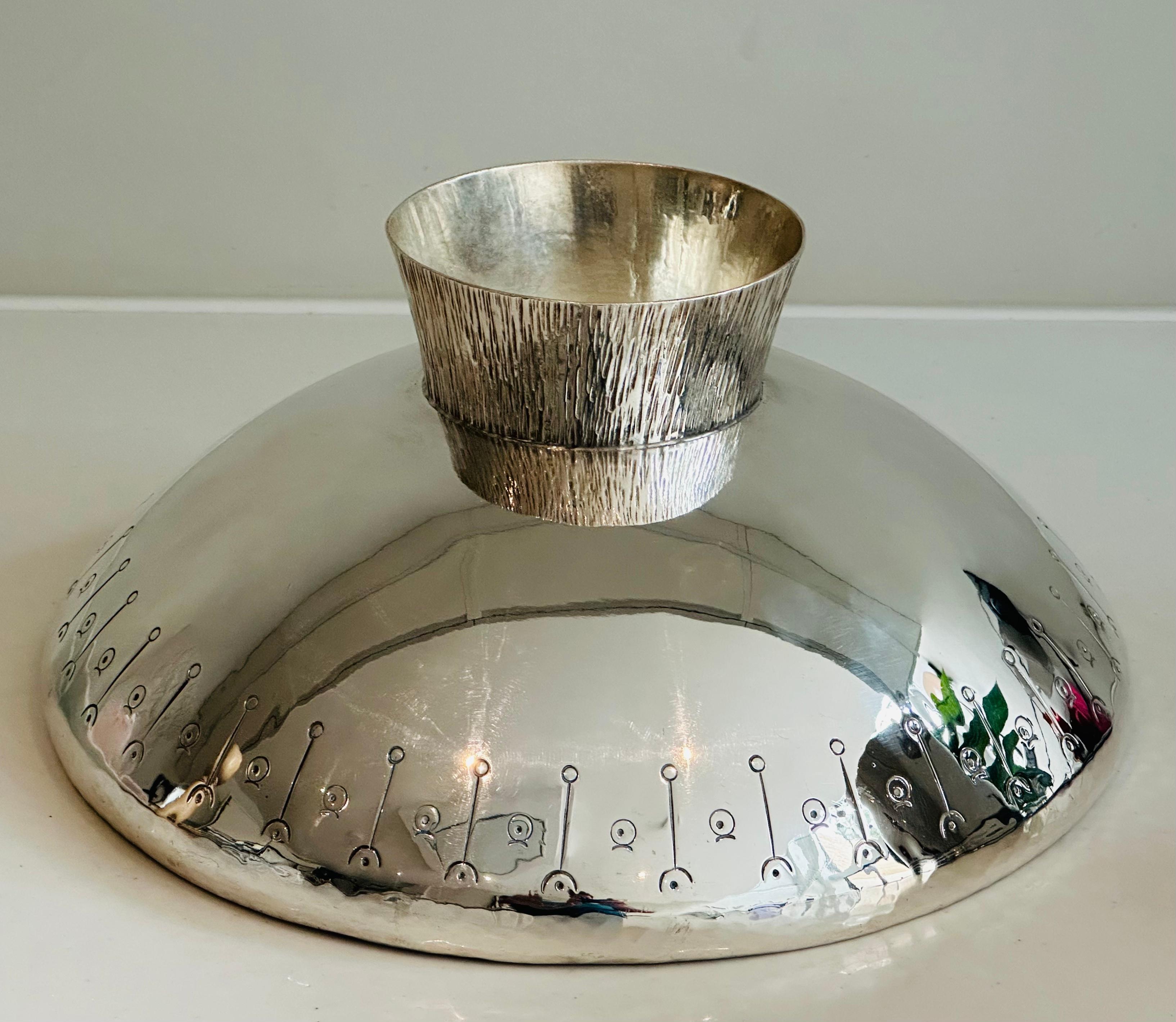 1980s English Silver Plated Decorative Hand-Hammered Serving or Display Bowl For Sale 12