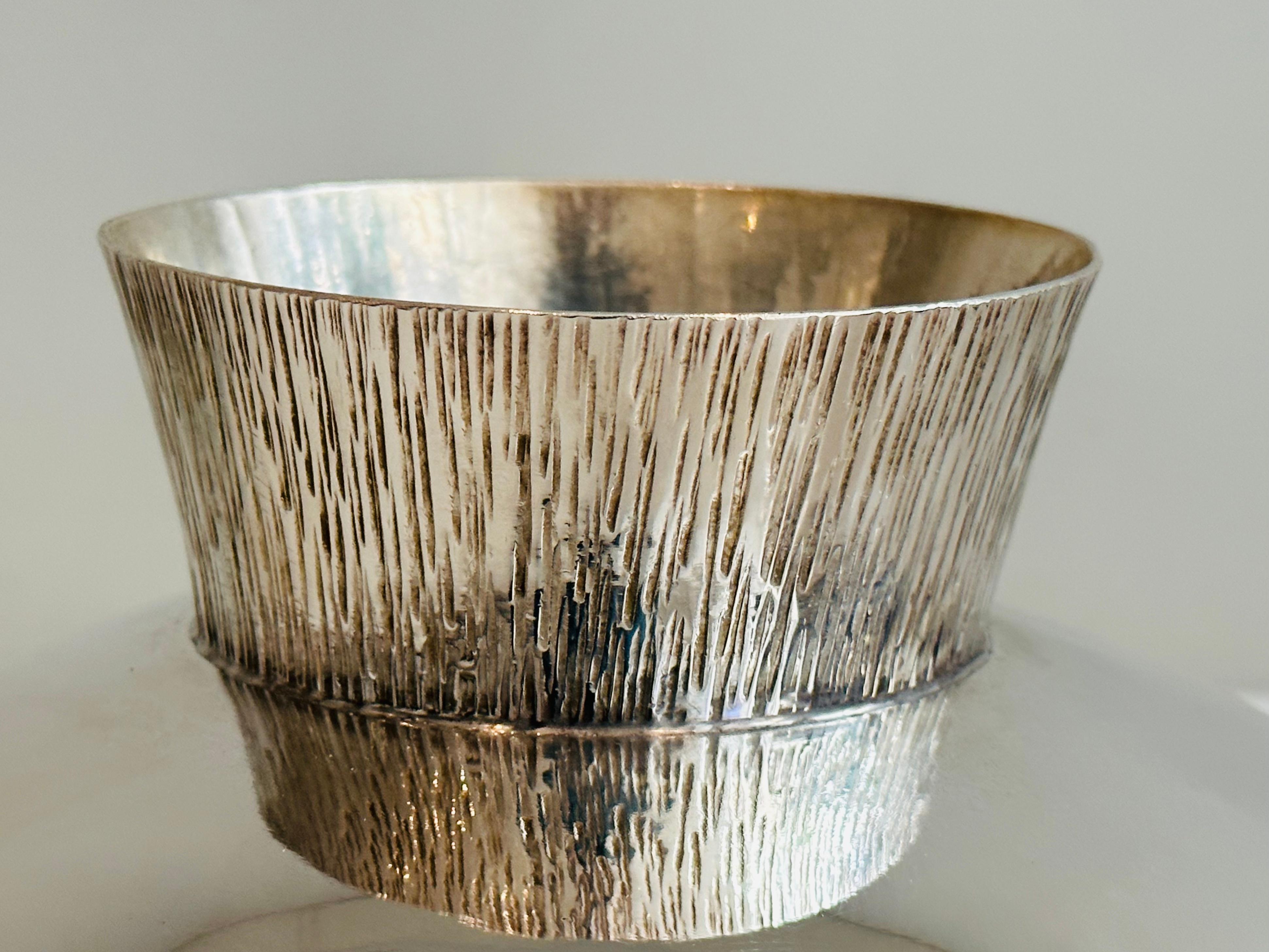 1980s English Silver Plated Decorative Hand-Hammered Serving or Display Bowl 13