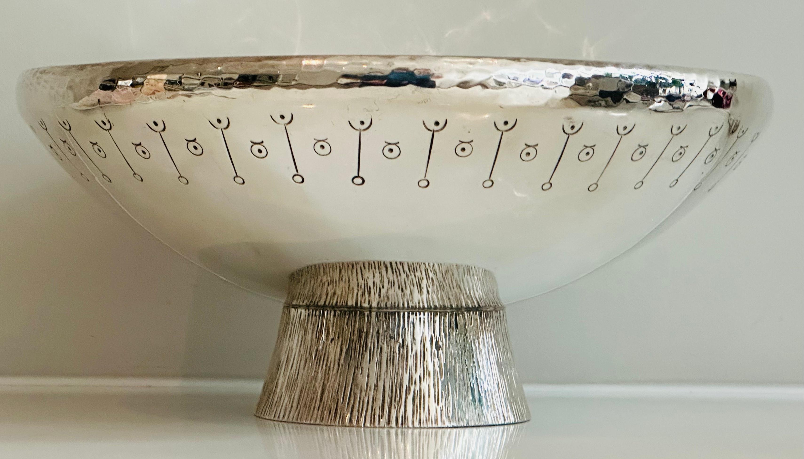 1980s English modernist silver-plated decorative serving or display bowl with an interesting simple 'eye' design incised around the outside. The slight conical base has a vertical incised pattern providing both stability and additional interest to