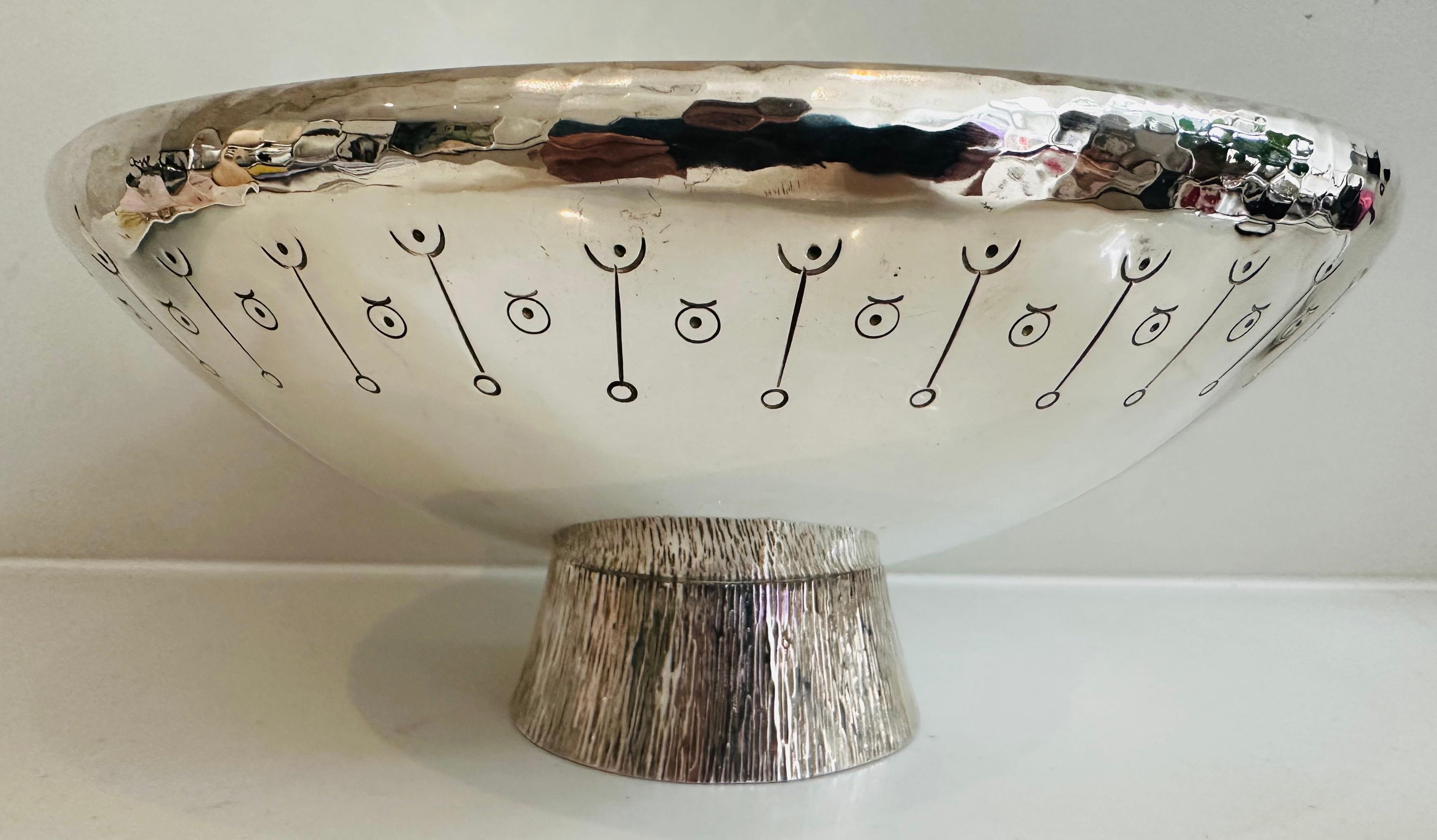 Modern 1980s English Silver Plated Decorative Hand-Hammered Serving or Display Bowl For Sale