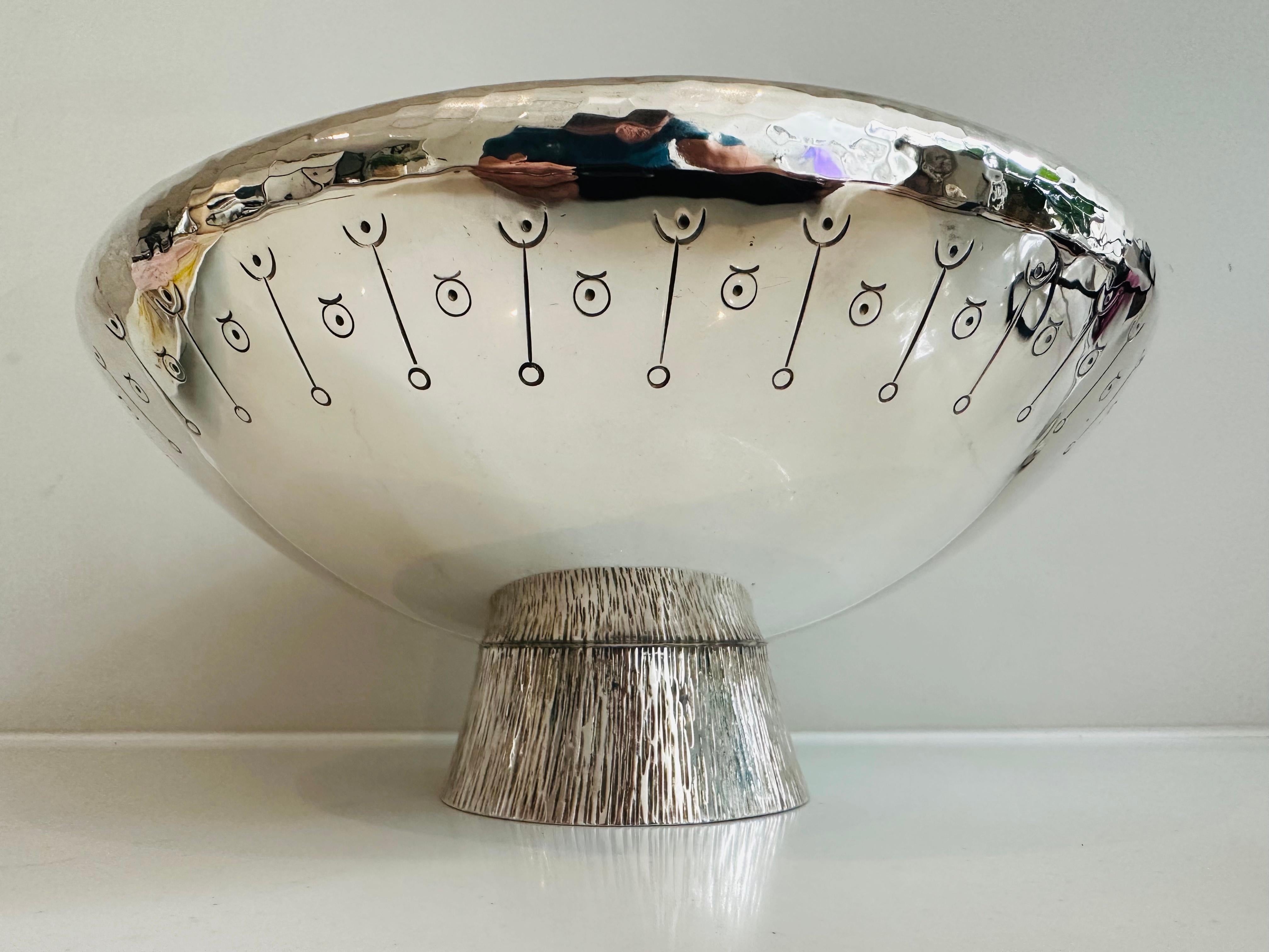 1980s English Silver Plated Decorative Hand-Hammered Serving or Display Bowl In Good Condition In London, GB