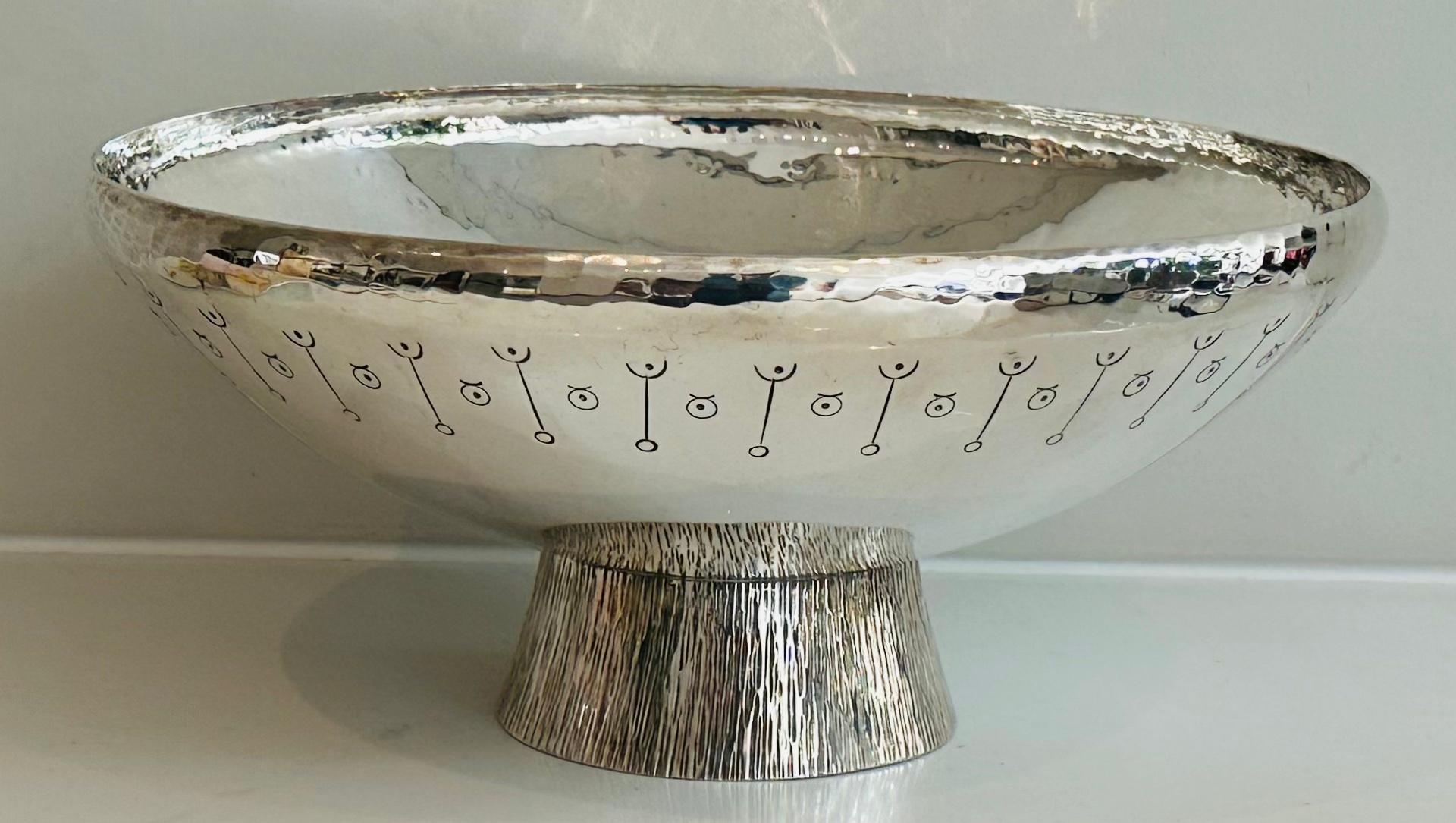 Late 20th Century 1980s English Silver Plated Decorative Hand-Hammered Serving or Display Bowl For Sale