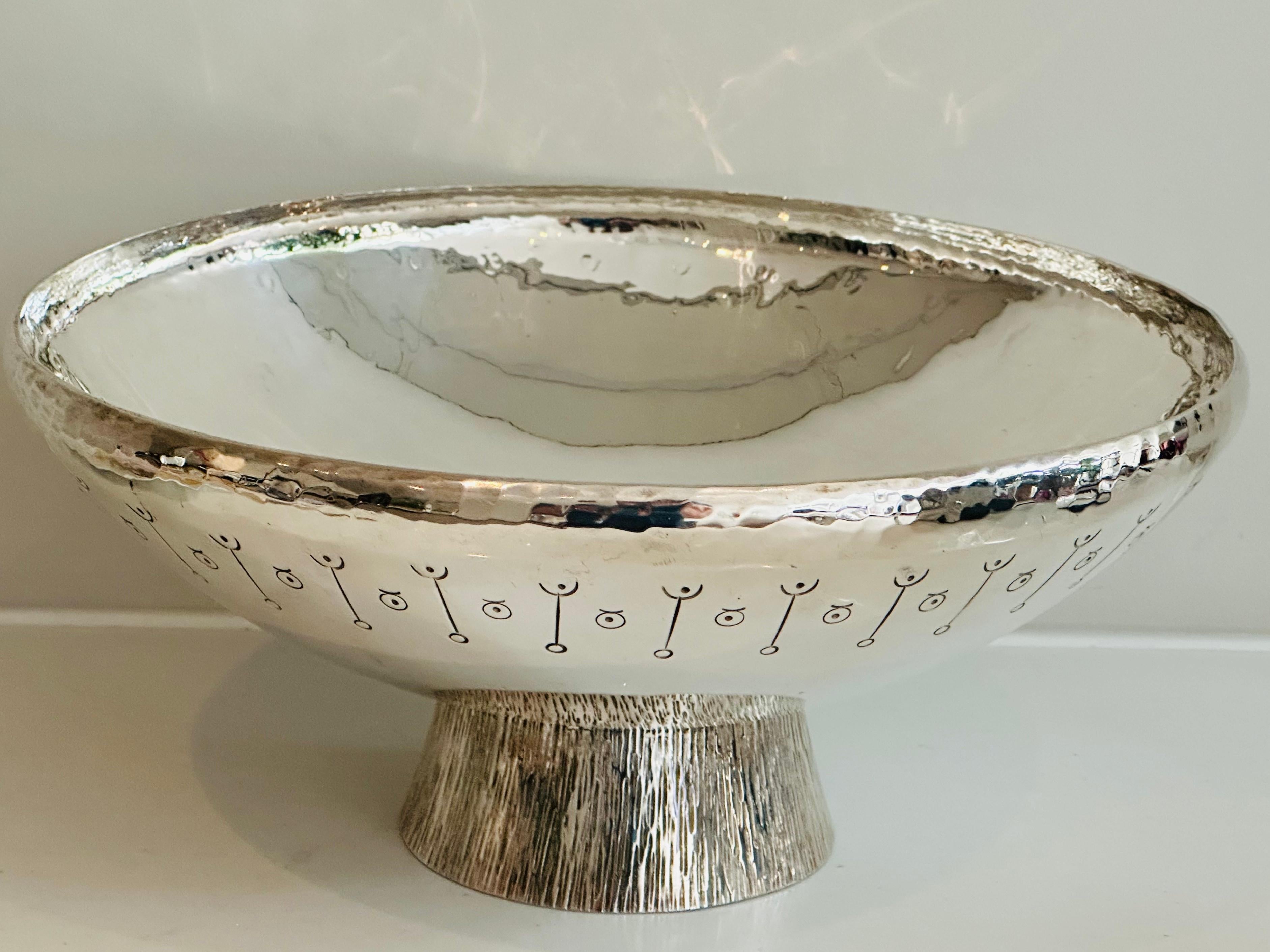 1980s English Silver Plated Decorative Hand-Hammered Serving or Display Bowl For Sale 1