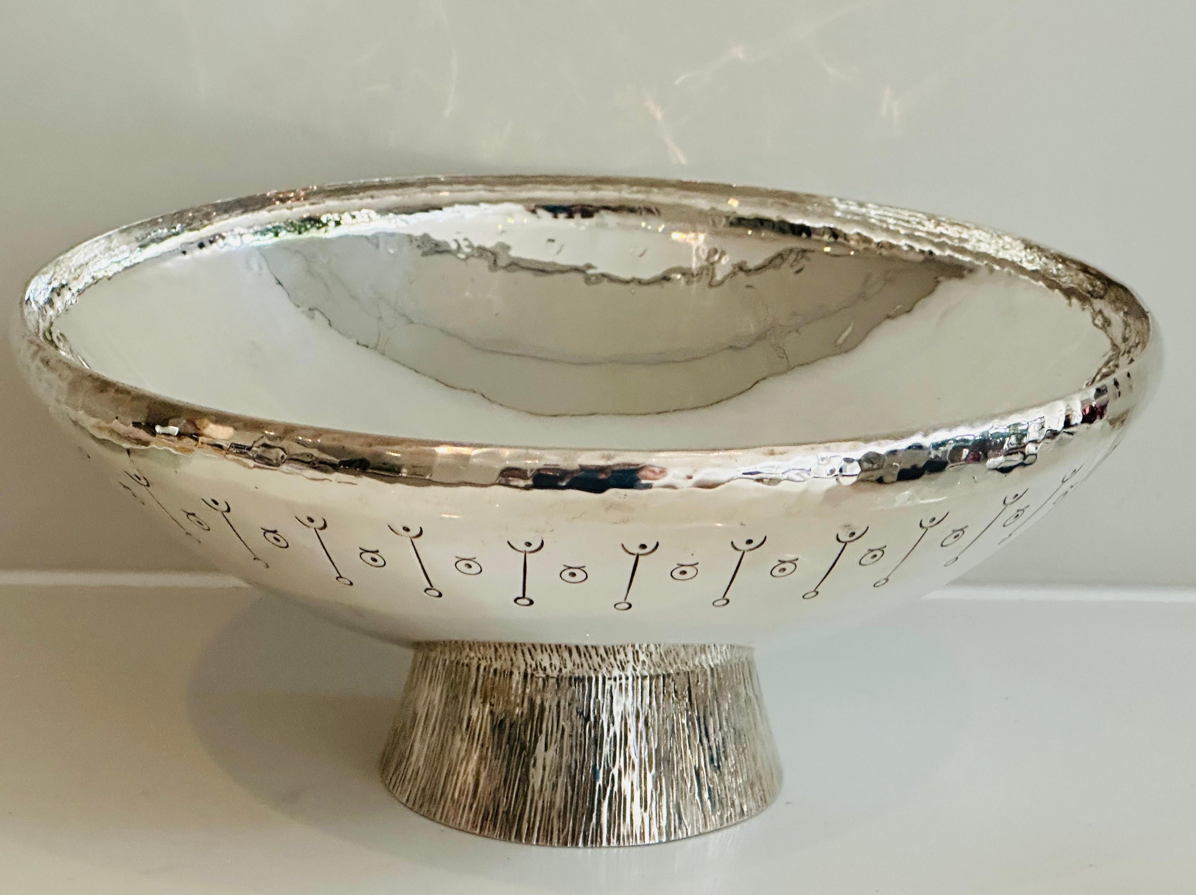 1980s English Silver Plated Decorative Hand-Hammered Serving or Display Bowl For Sale 2