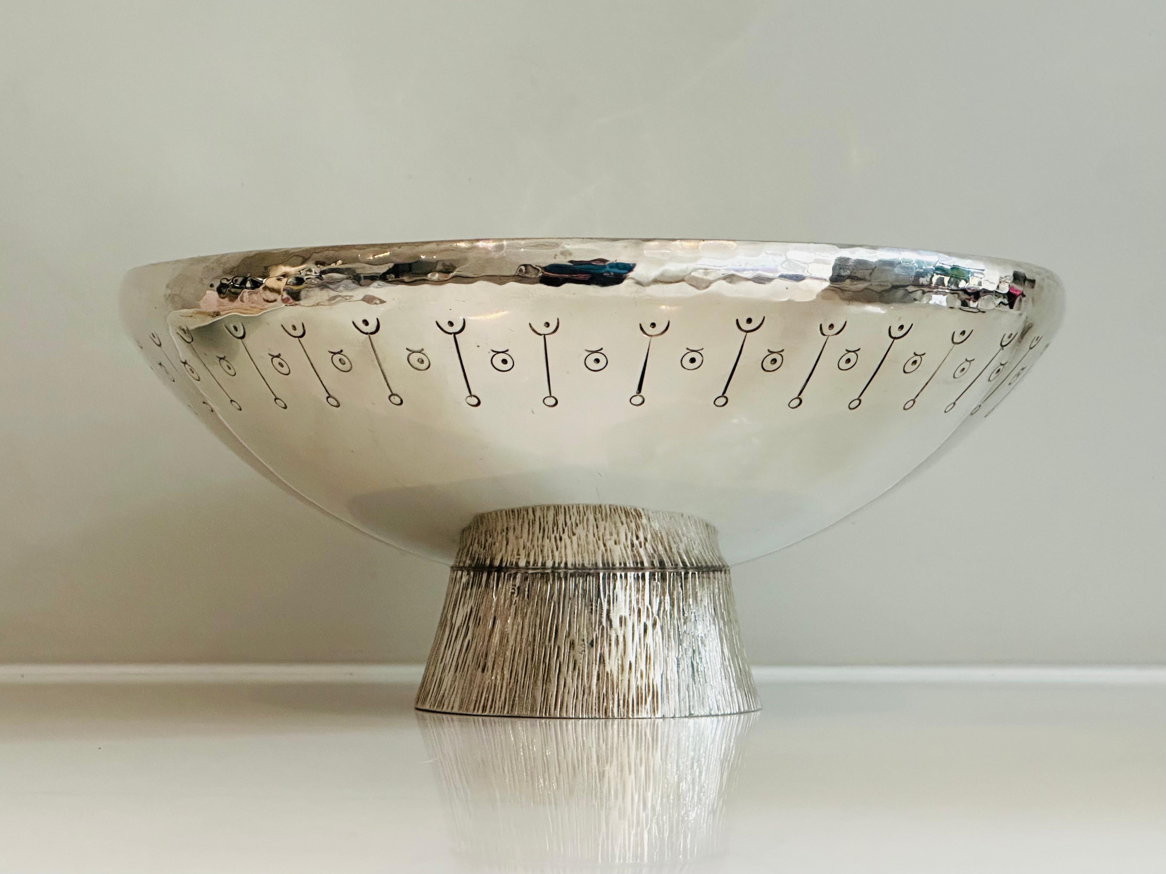 1980s English Silver Plated Decorative Hand-Hammered Serving or Display Bowl For Sale 3