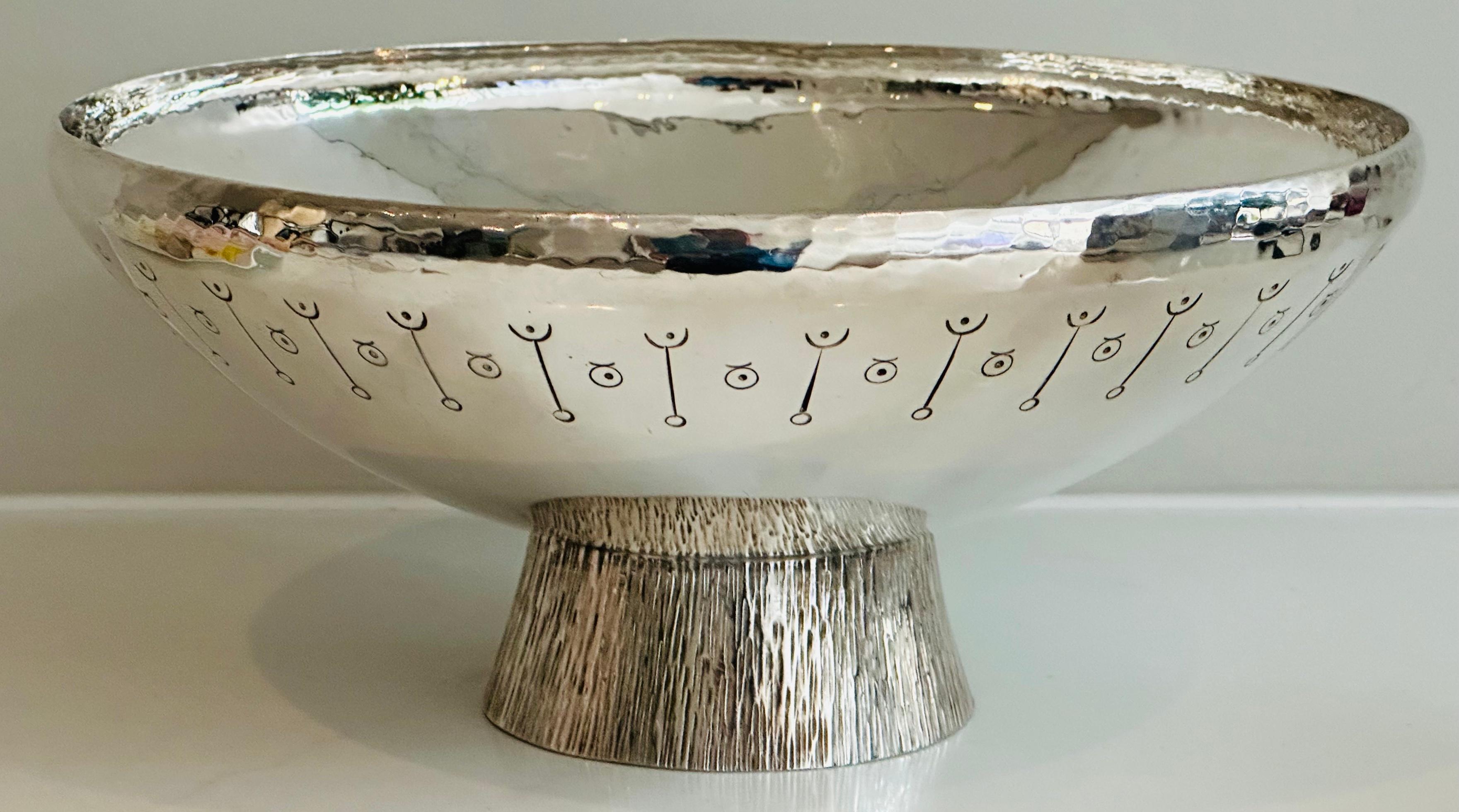 1980s English Silver Plated Decorative Hand-Hammered Serving or Display Bowl For Sale 4