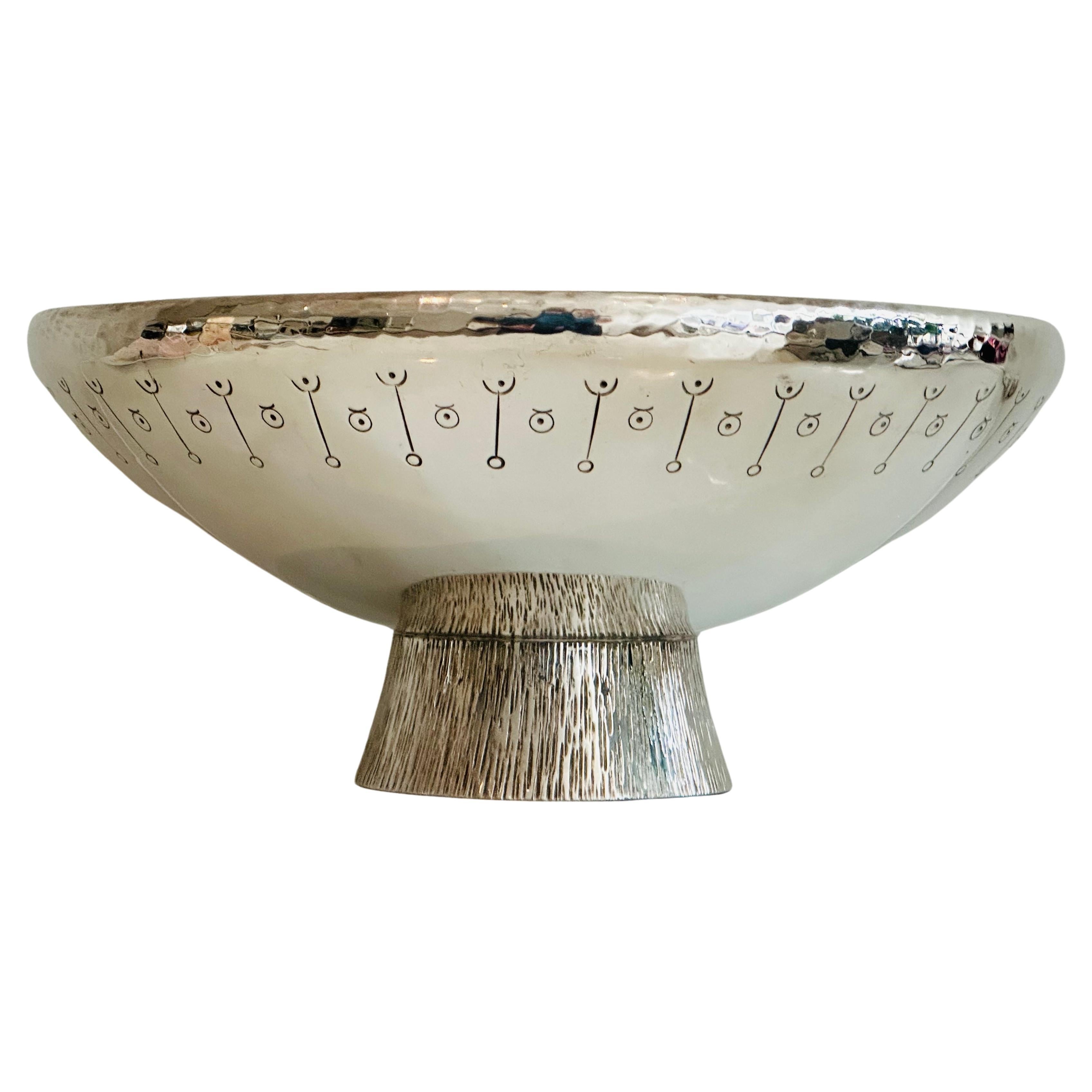 1980s English Silver Plated Decorative Hand-Hammered Serving or Display Bowl For Sale