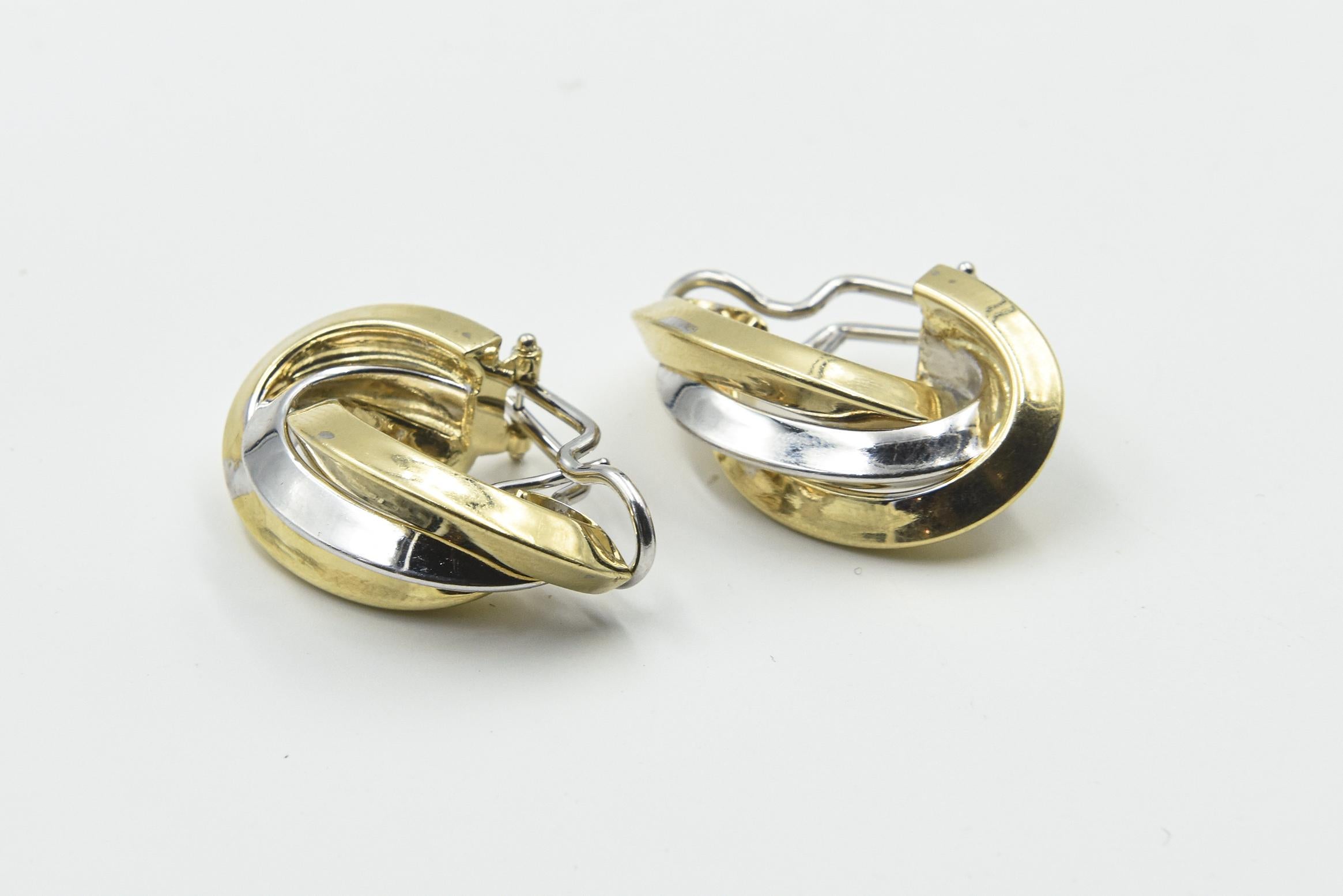 1980er Jahre Verflochtene Ohrringe aus Weiß- und Gelbgold mit länglichem Ring im Angebot 1