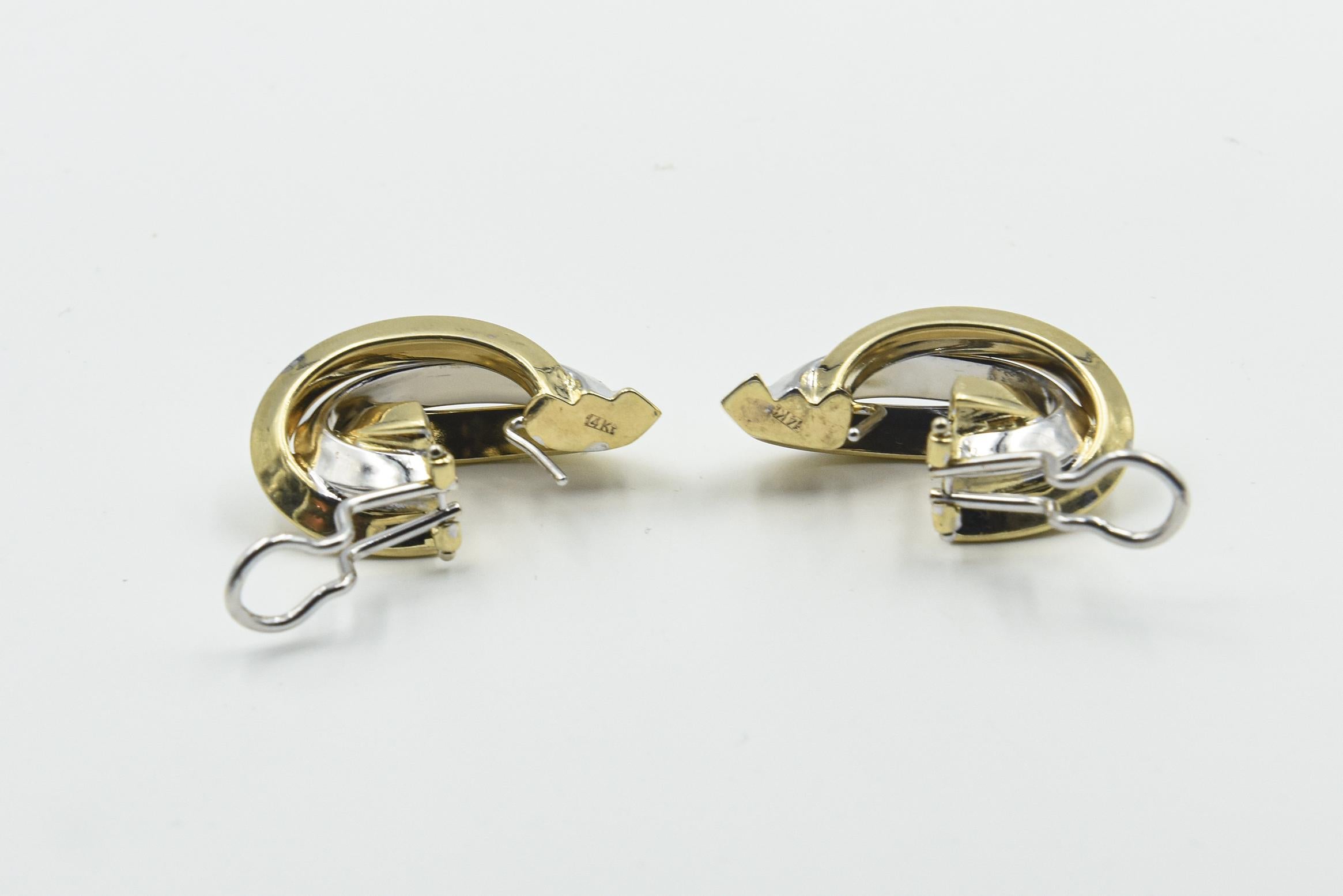 1980er Jahre Verflochtene Ohrringe aus Weiß- und Gelbgold mit länglichem Ring im Angebot 3