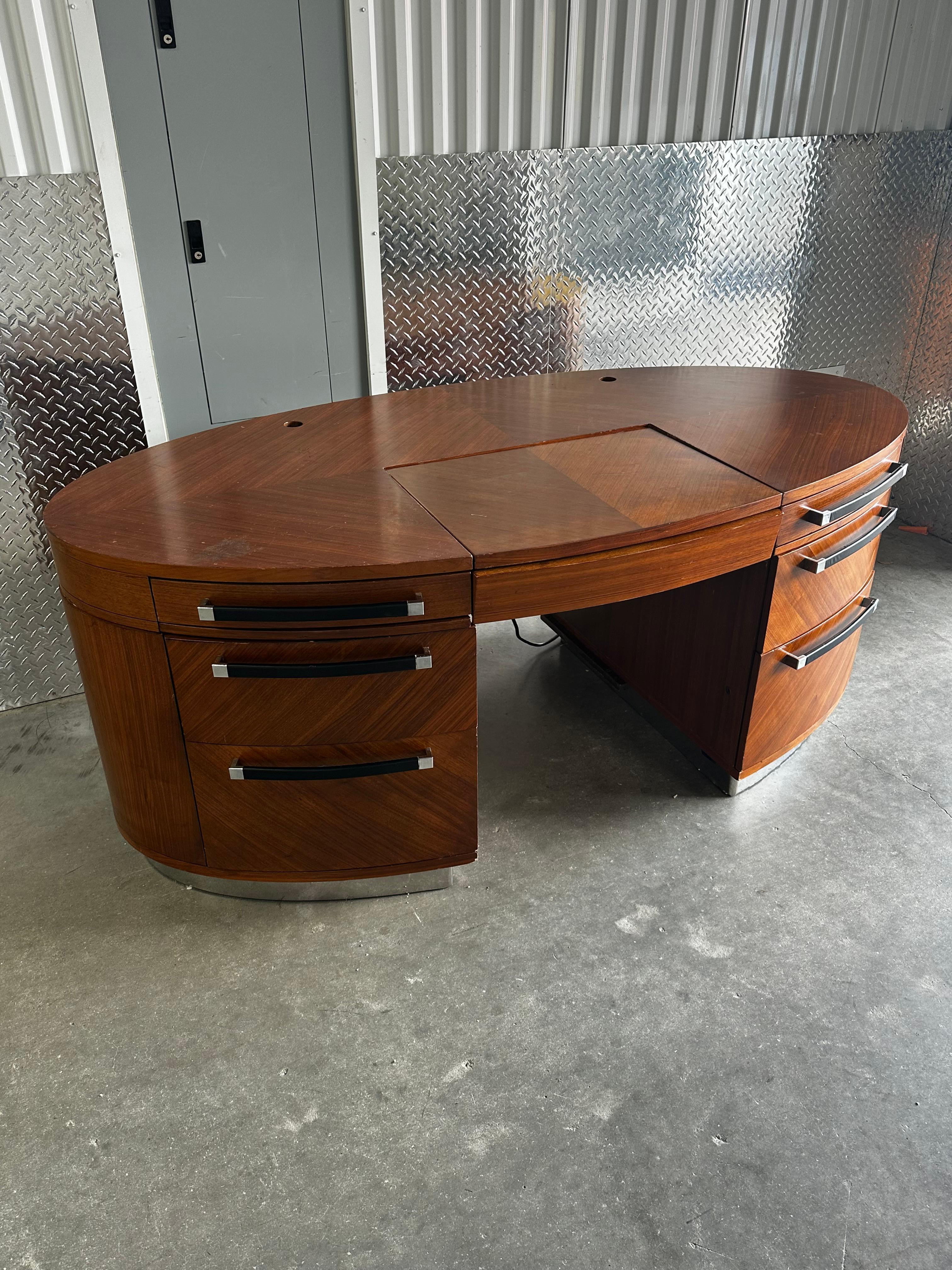 1980s Eppinger Post Modern Wood Chrome Pedestal Oval Desk In Good Condition For Sale In Fort Lauderdale, FL