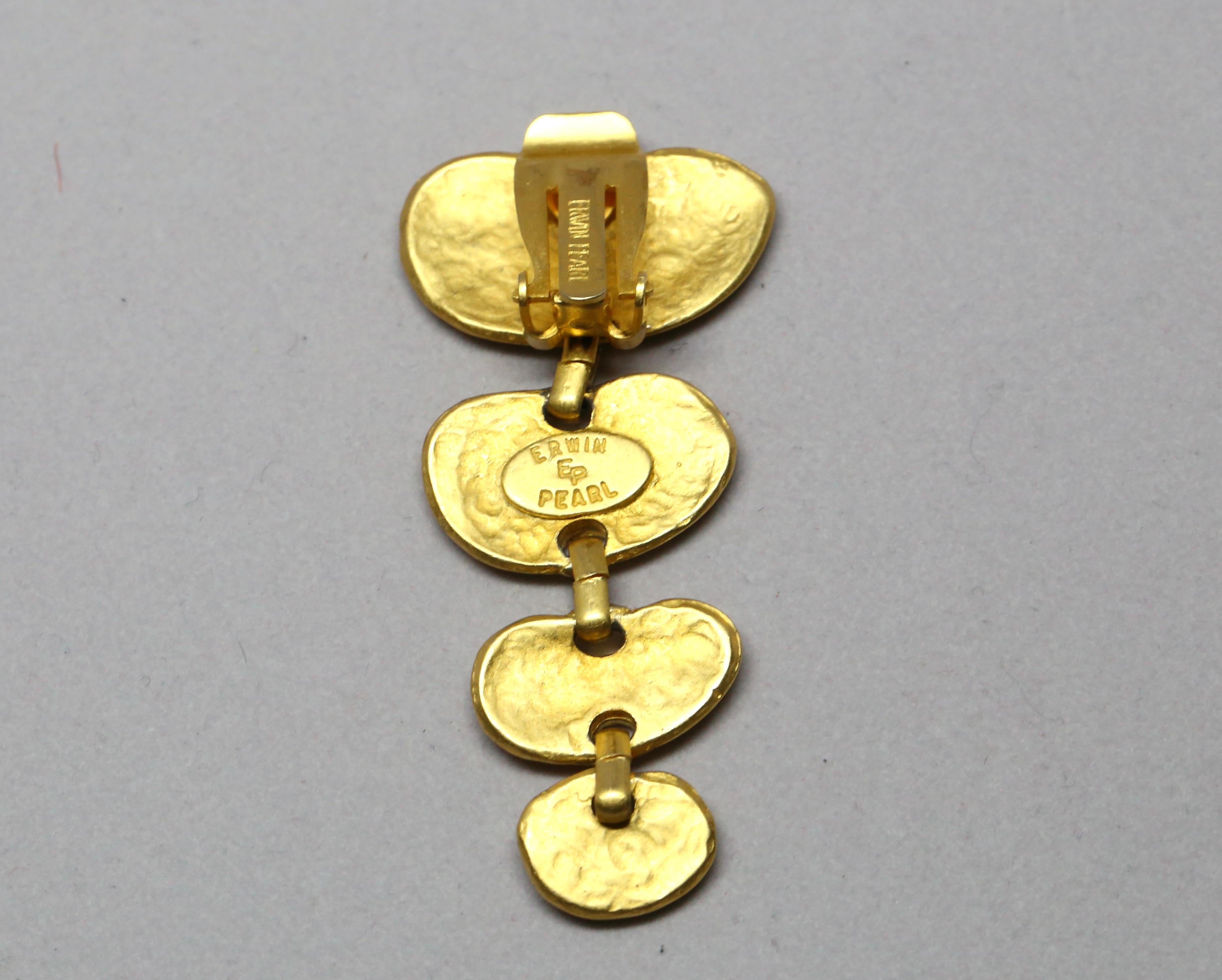 Boucles d'oreilles pendantes en or mat, de forme organique, d'Erwin Pearl, datant des années 1980. Dos à pince. Mesures approximatives : un peu moins de 2,5