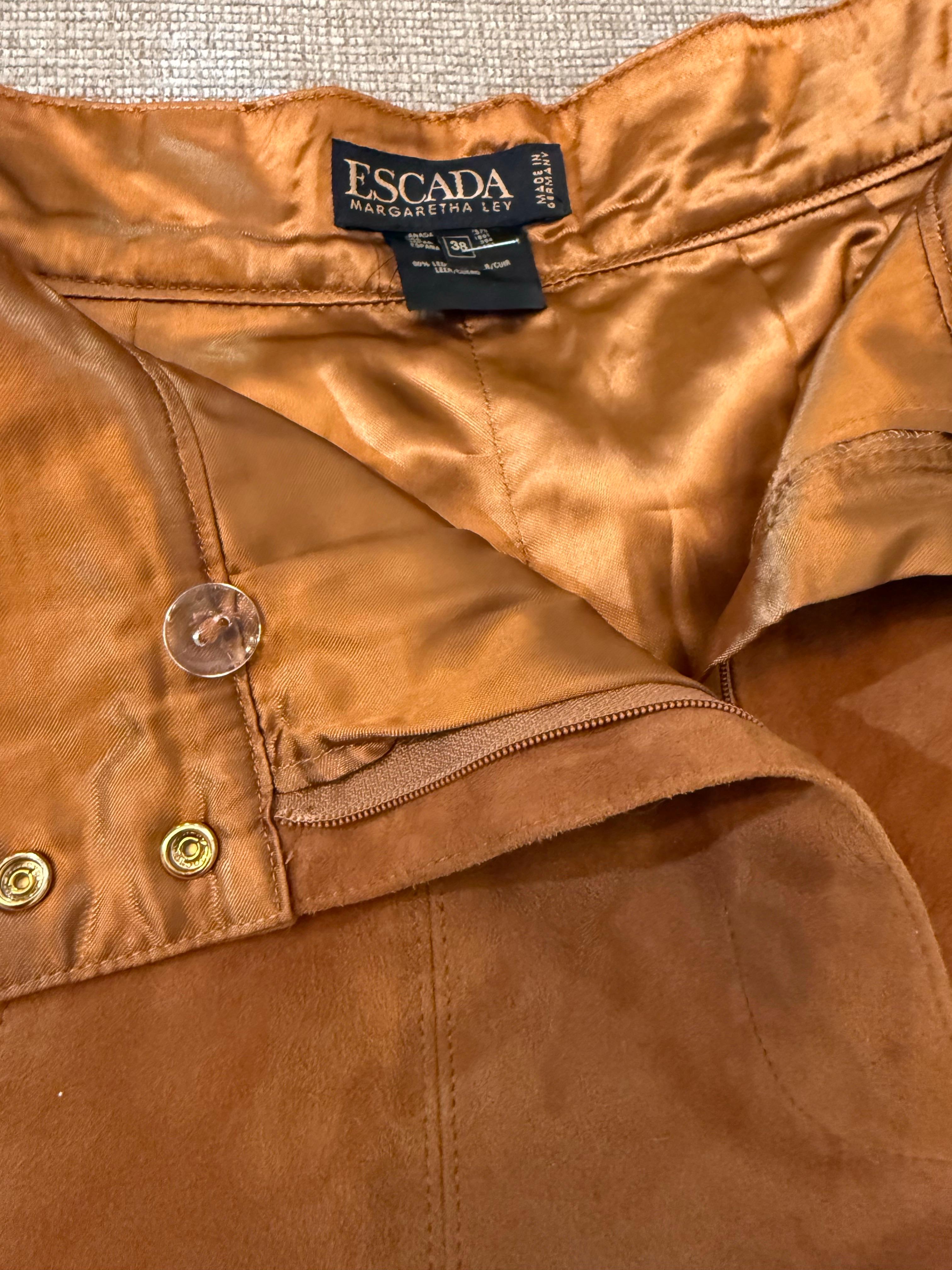 1980 Escada - Short à taille haute en daim couleur cognac avec braguette zippée et poches latérales en vente 7