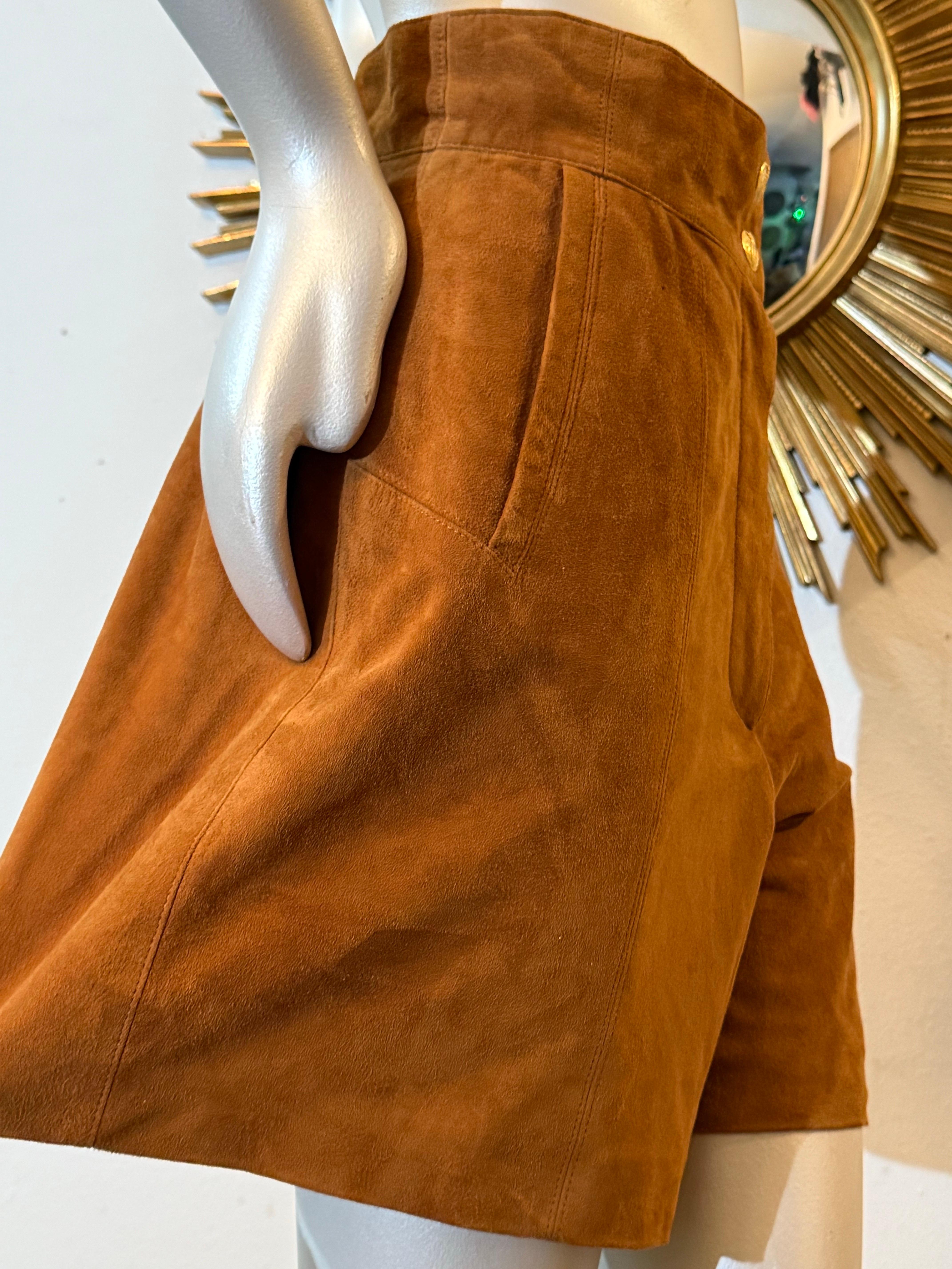 1980 Escada - Short à taille haute en daim couleur cognac avec braguette zippée et poches latérales Excellent état - En vente à Gresham, OR