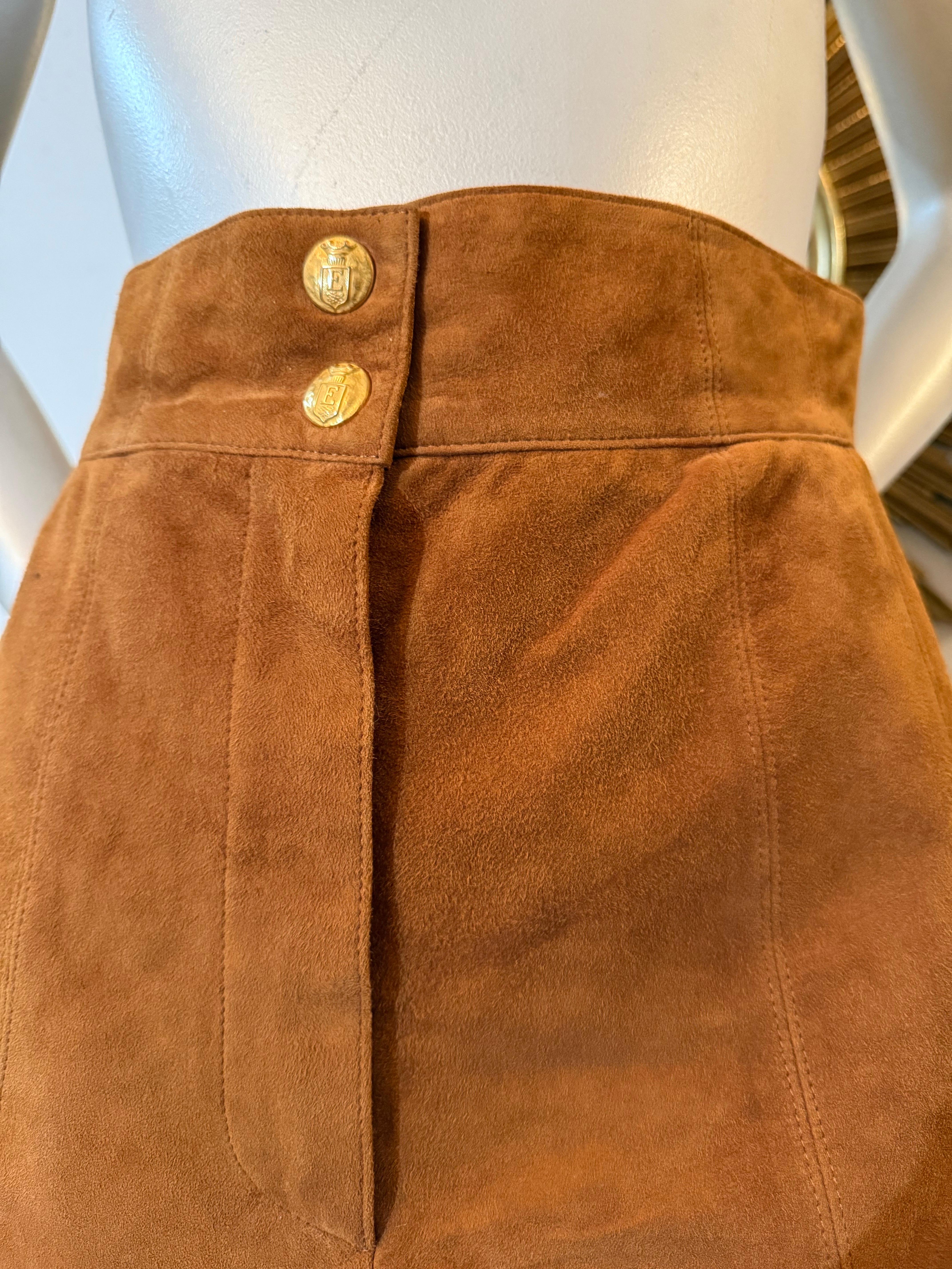 1980 Escada - Short à taille haute en daim couleur cognac avec braguette zippée et poches latérales en vente 1