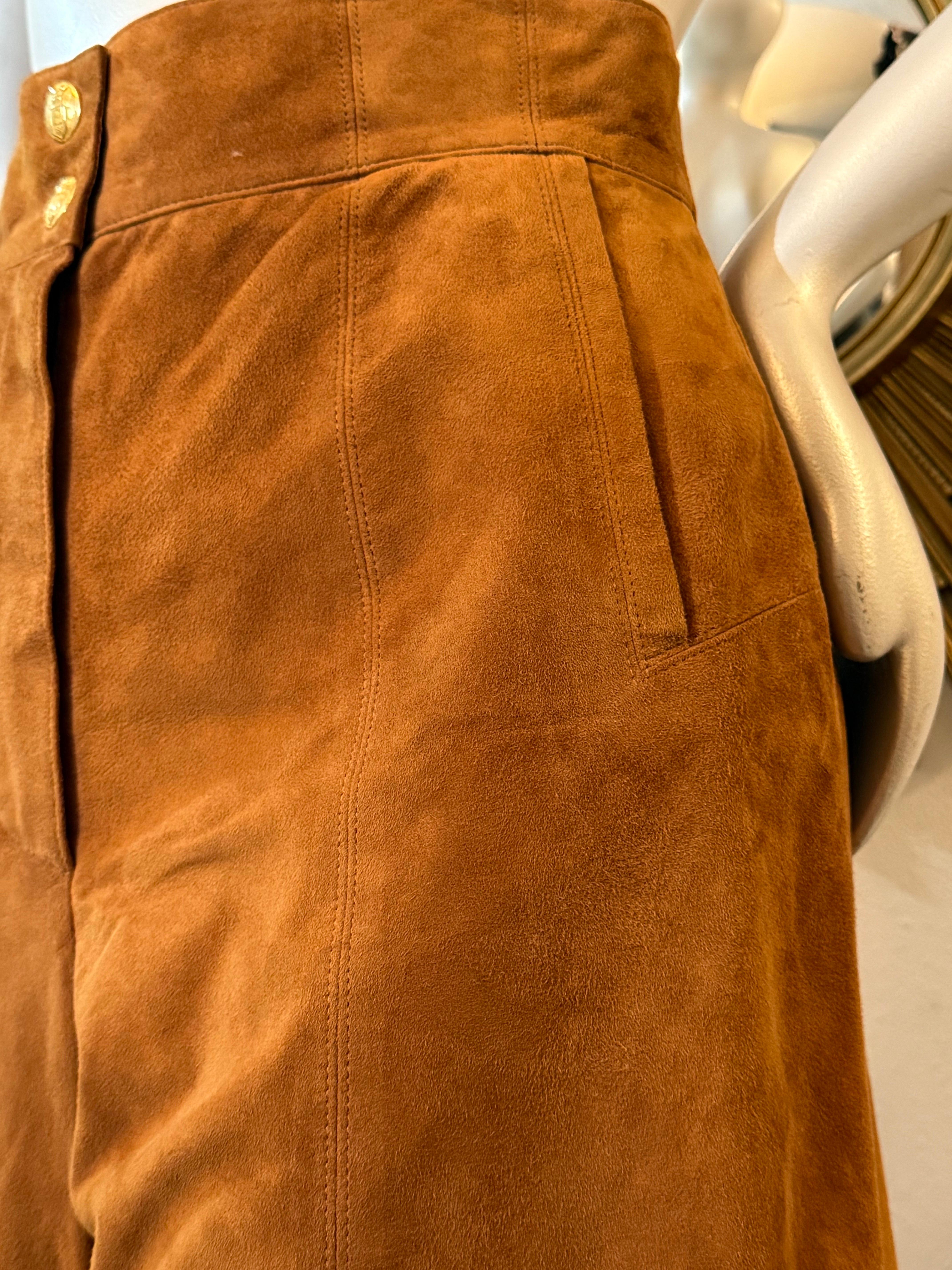 1980 Escada - Short à taille haute en daim couleur cognac avec braguette zippée et poches latérales en vente 3