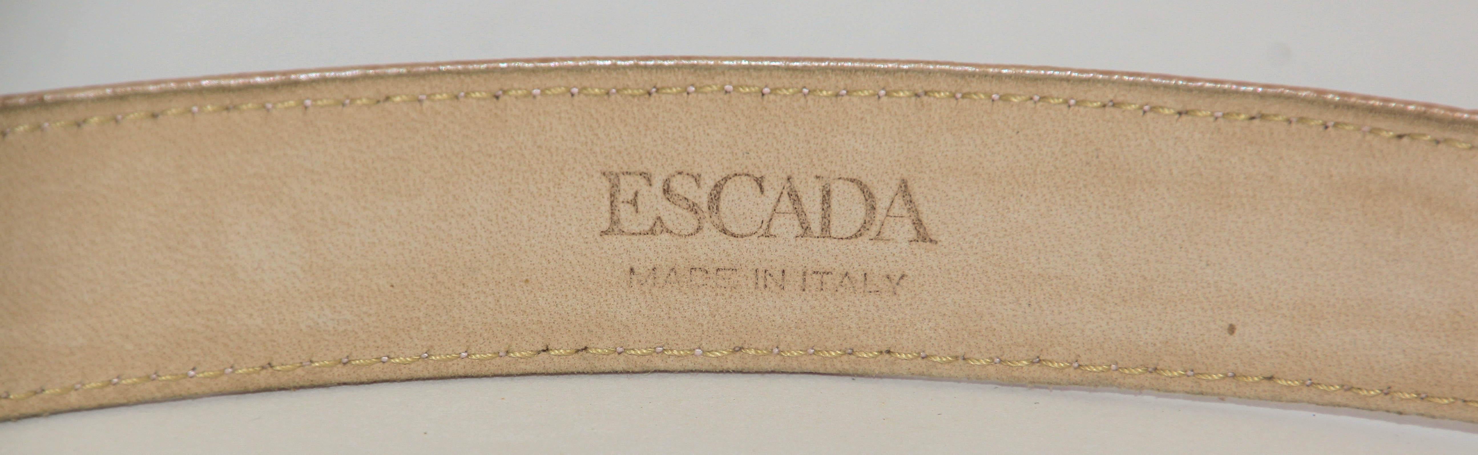 1980's ESCADA Bleuet gaufré  Ceinture en cuir rose en vente 2