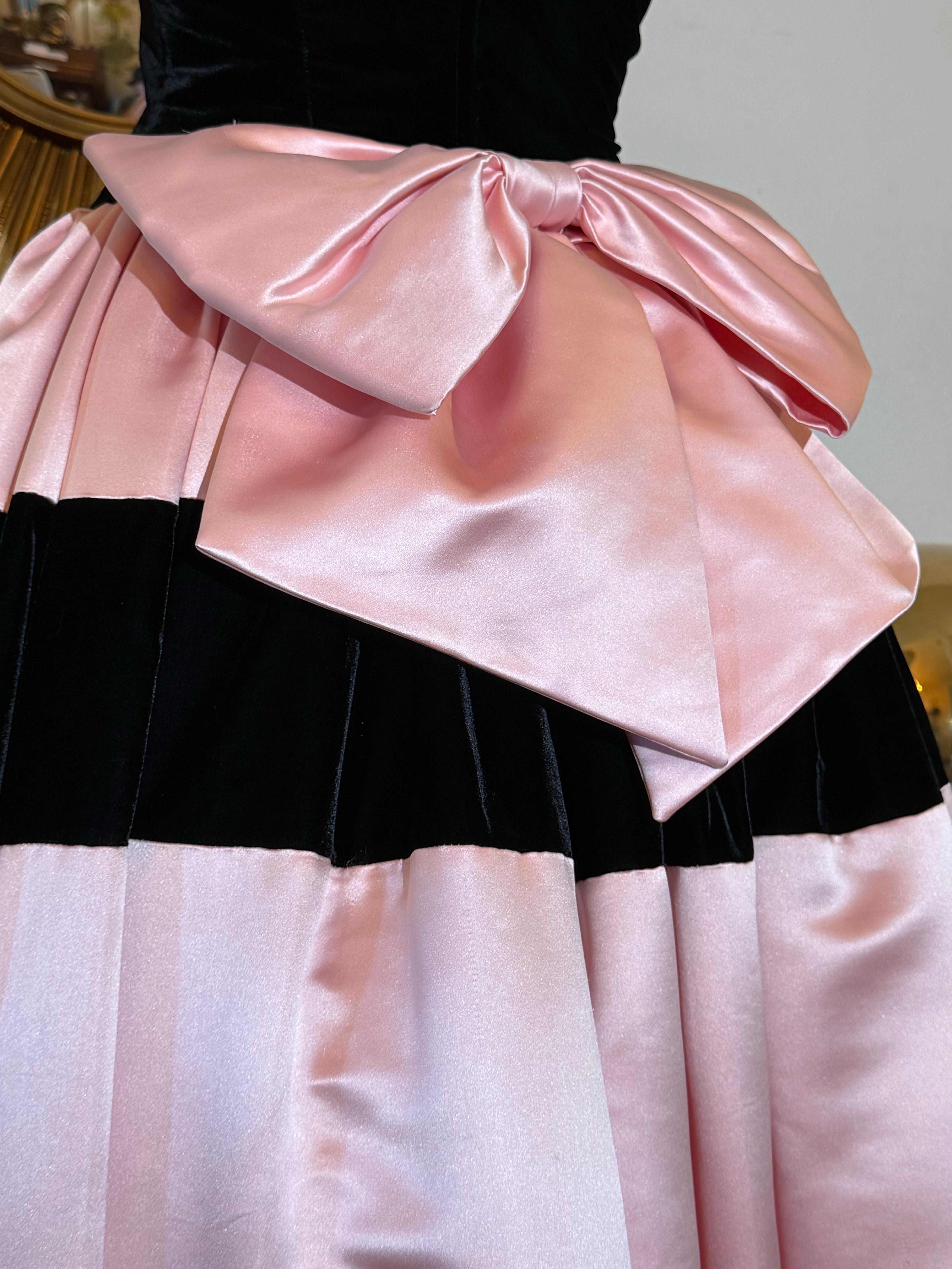 1980er Escada Couture Rosa Satin & Samt Halter Ballkleid w Orig Underskirting im Angebot 5