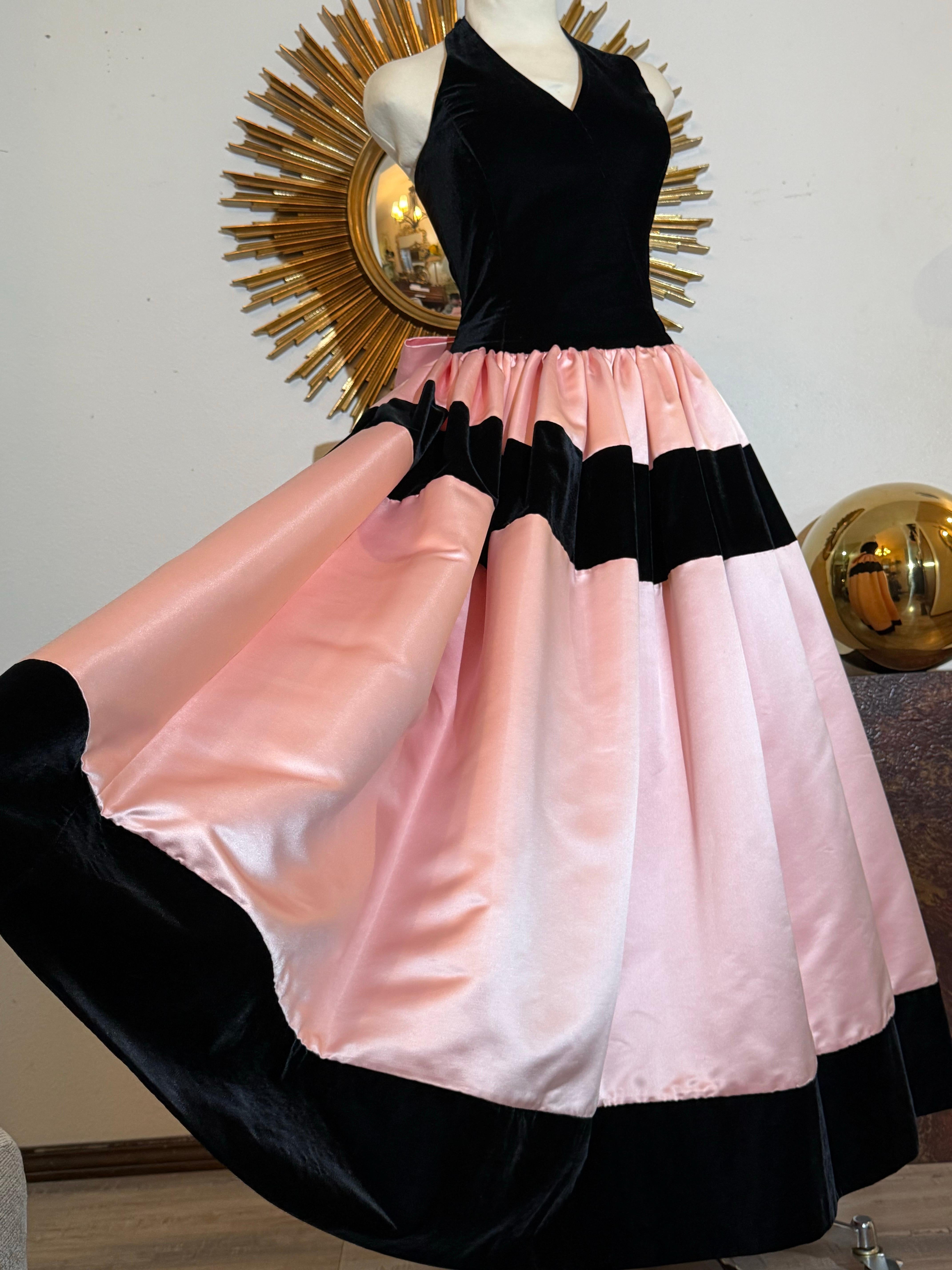 1980er Escada Couture Pink Satin & Velvet Halter Ballkleid w Original Underskirting: Lush Rayon / Seide Samt und voluminös plissiert und luxuriös vollen Rock mit großen rosa Satin Schleife an der Büste zurück. Mit Knöpfen verstellbarer