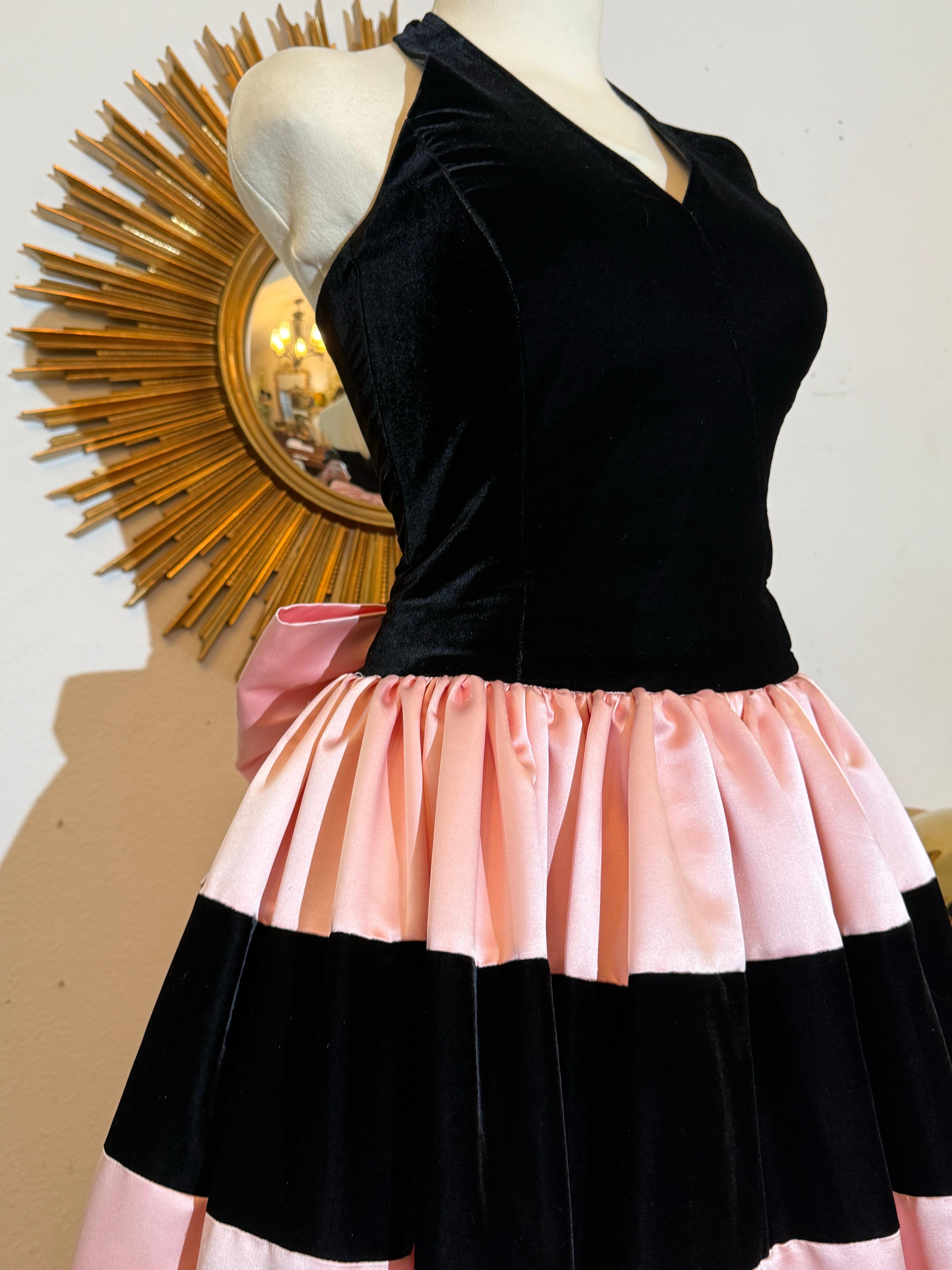 1980er Escada Couture Rosa Satin & Samt Halter Ballkleid w Orig Underskirting (Beige) im Angebot