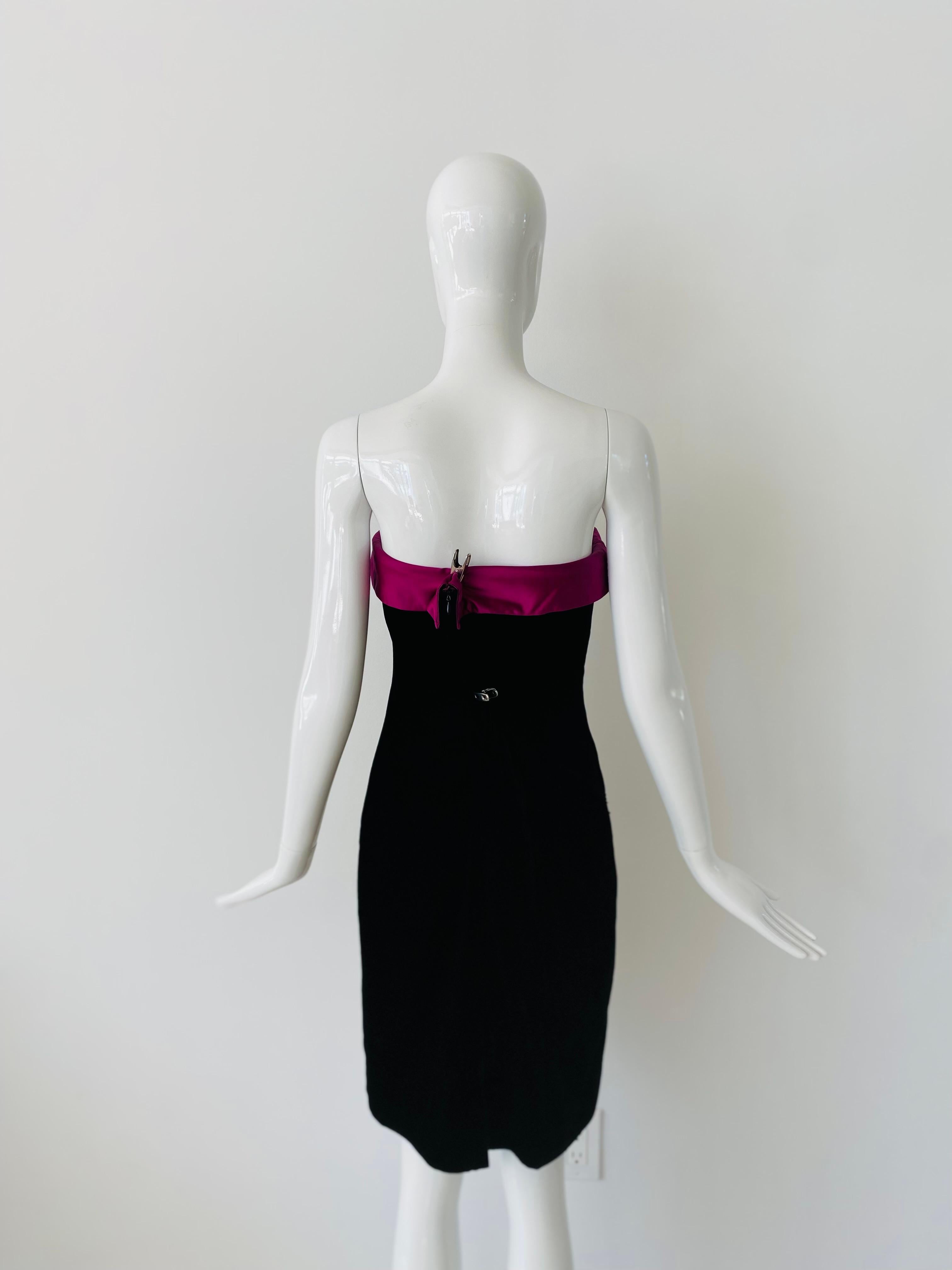 1980er Escada Couture schwarzer Samt trägerloses kurzes Cocktailkleid. Es hat einen magentafarbenen Satinstreifen, der oben umgeschlagen ist, und ein buntes, mit Perlen besticktes Herz an der rechten Hüfte, das gleichzeitig als Tasche dient.