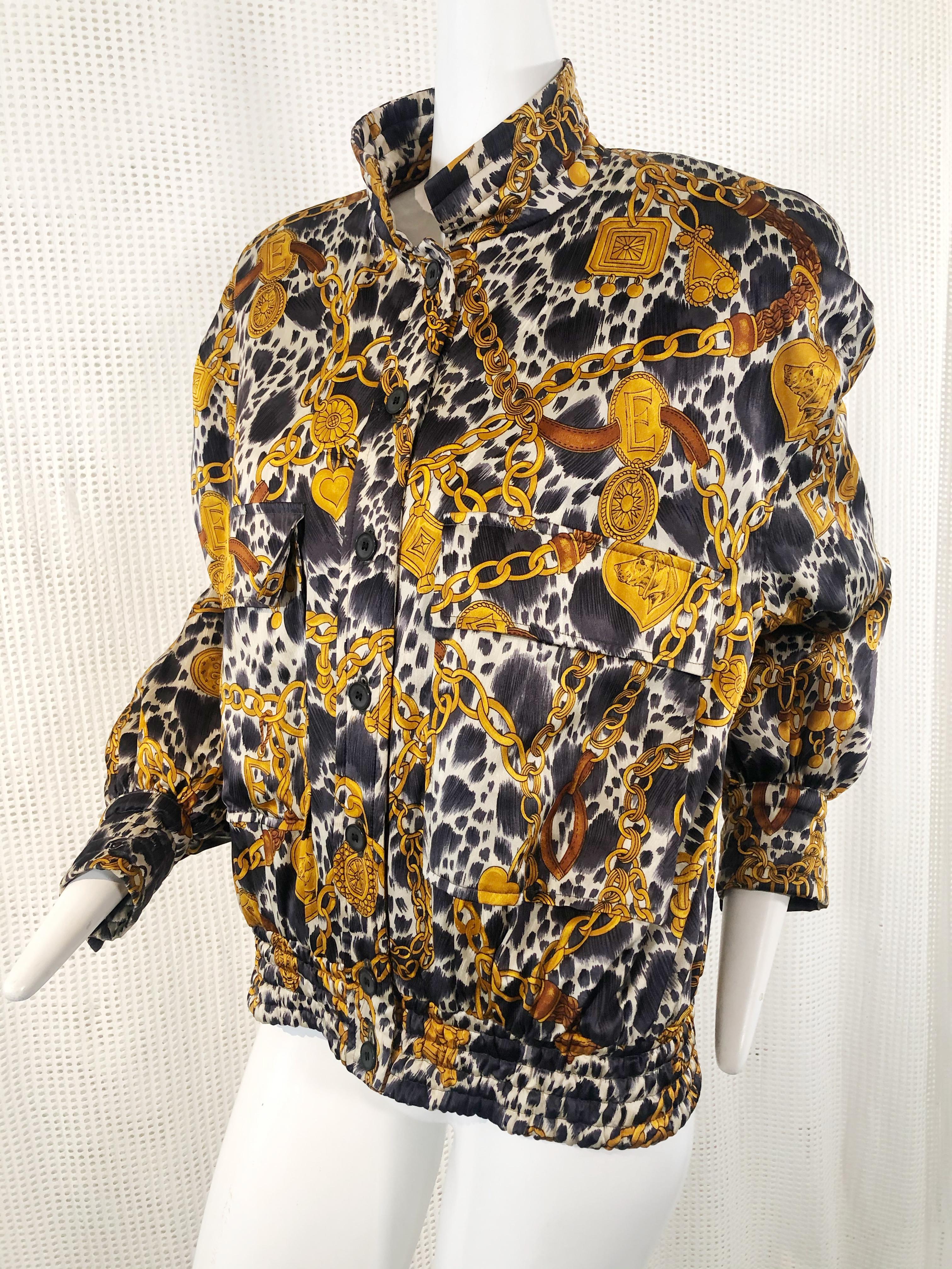 1980er Escada Seiden-Bomberjacke mit Ketten und Logo und Medaillondruck und Hund mit Ketten im Angebot 3