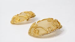 Pendientes de clip grandes de resina mate Escada de los años 80 con detalles ornamentados en tono dorado