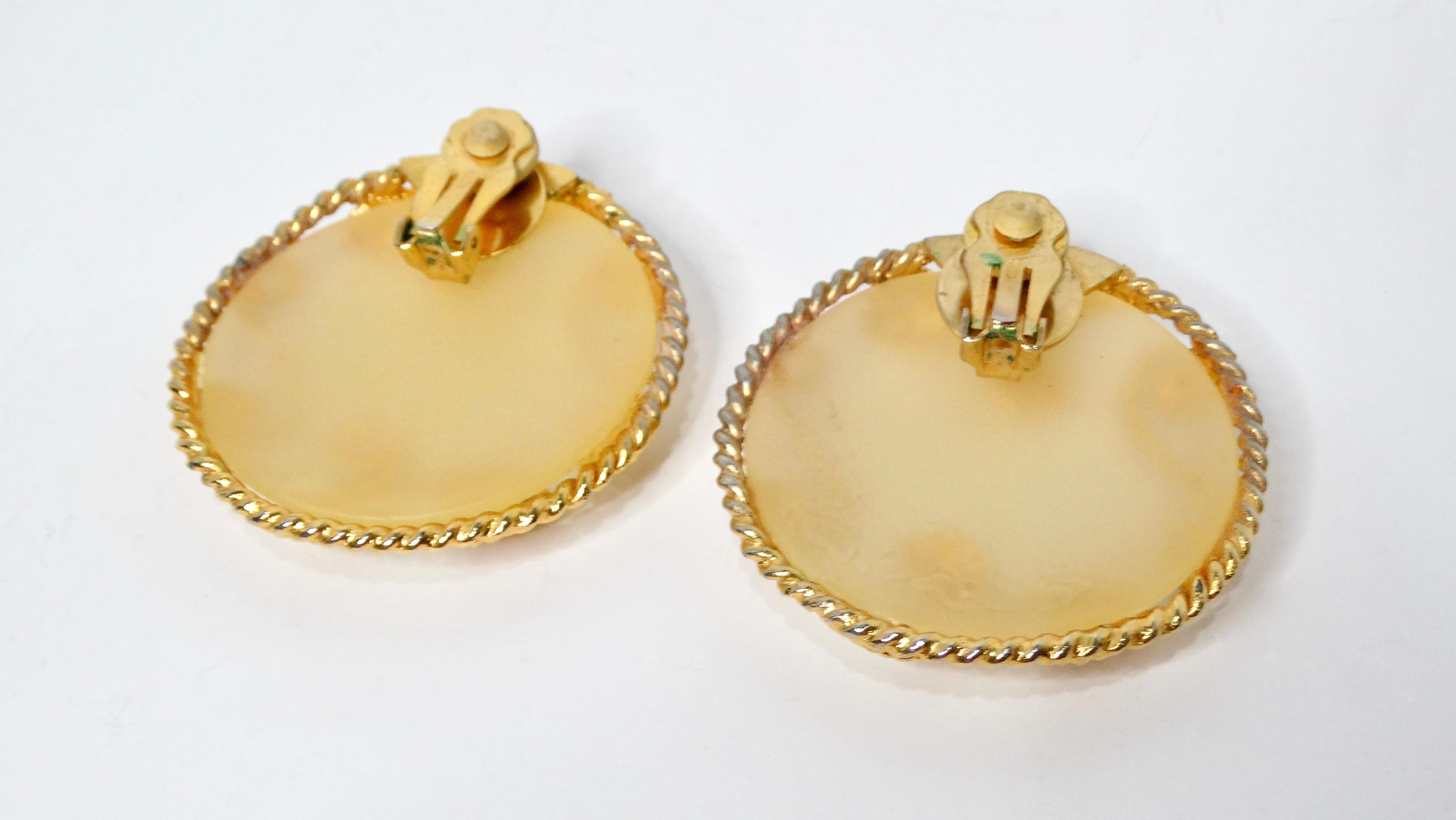 De las mujeres Pendientes de clip grandes de resina mate Escada de los años 80 con detalles ornamentados en tono dorado en venta