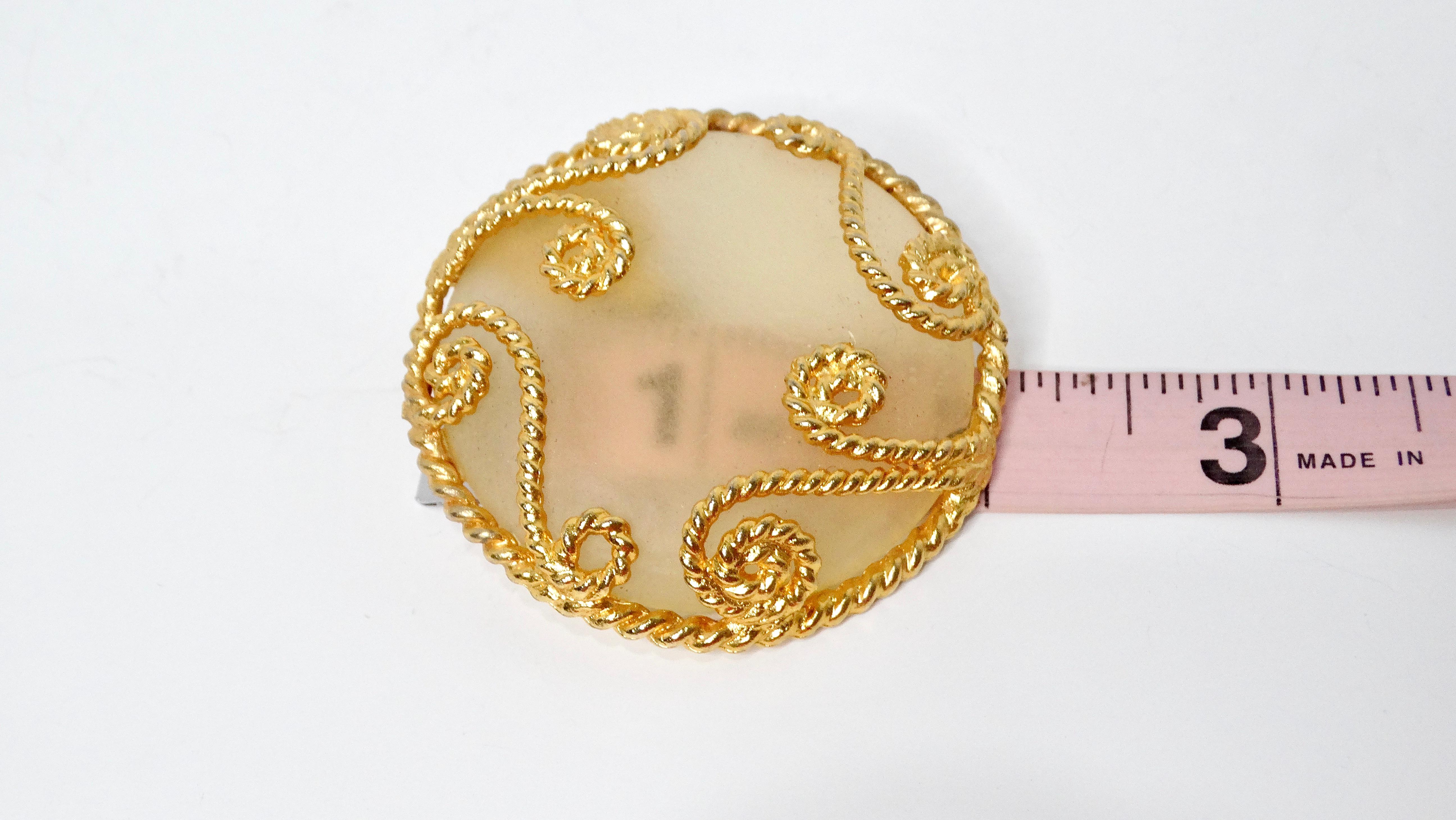 Pendientes de clip grandes de resina mate Escada de los años 80 con detalles ornamentados en tono dorado en venta 1