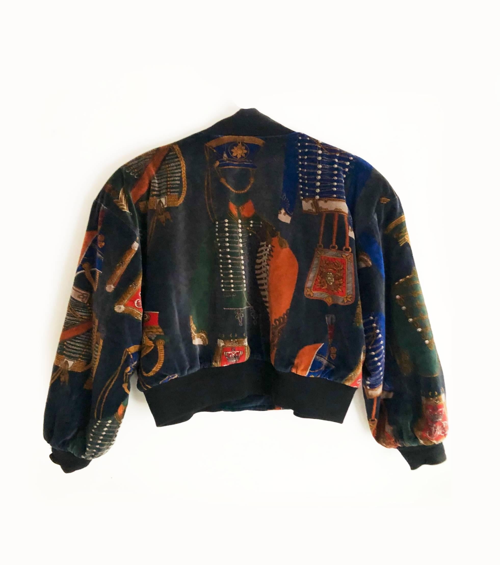 Rare Escada bomber jacket in Navy Blue velvet on military print, oversized wear, shoulder pads, gold metal frontal button closure, 2 front zipped pocket, padded lining, Made in Italy 

 

 

Condition: 1980s, vintage, in very good condition 

Size: