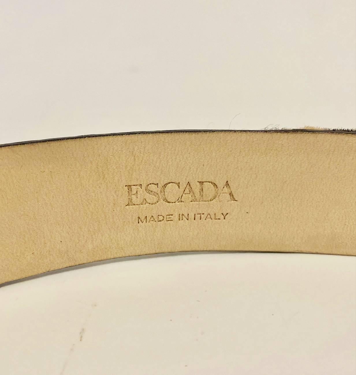 1980er Escada Pony-Gürtel mit Tiermuster und goldener Leoparden-Charm-Schnalle für Damen oder Herren im Angebot