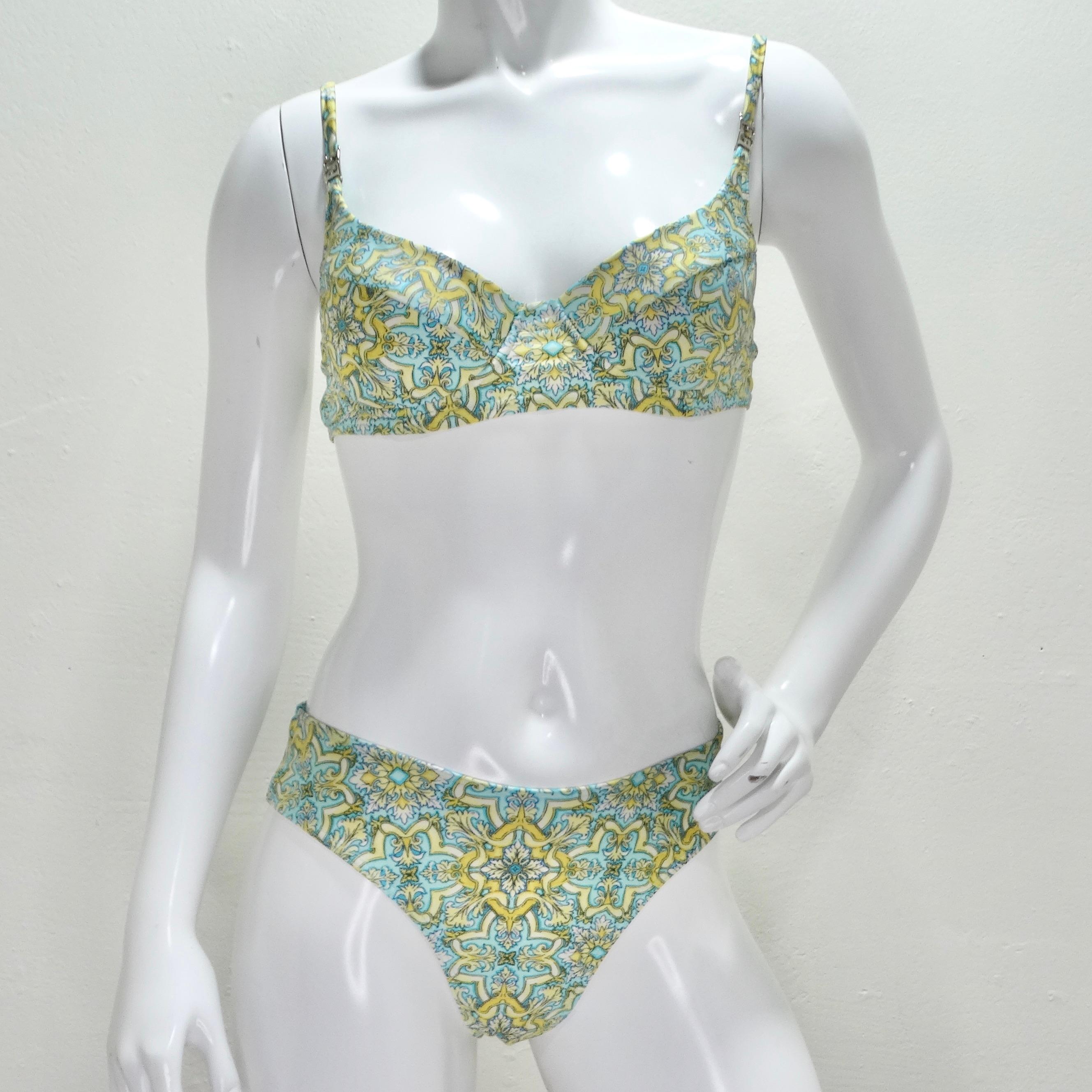 Voici un morceau de luxe vintage : le bikini Escada des années 1980. Ce bikini capture l'essence de l'élégance intemporelle avec une touche de charme rétro, ce qui en fait un incontournable de votre collection de maillots de bain. Avec son style