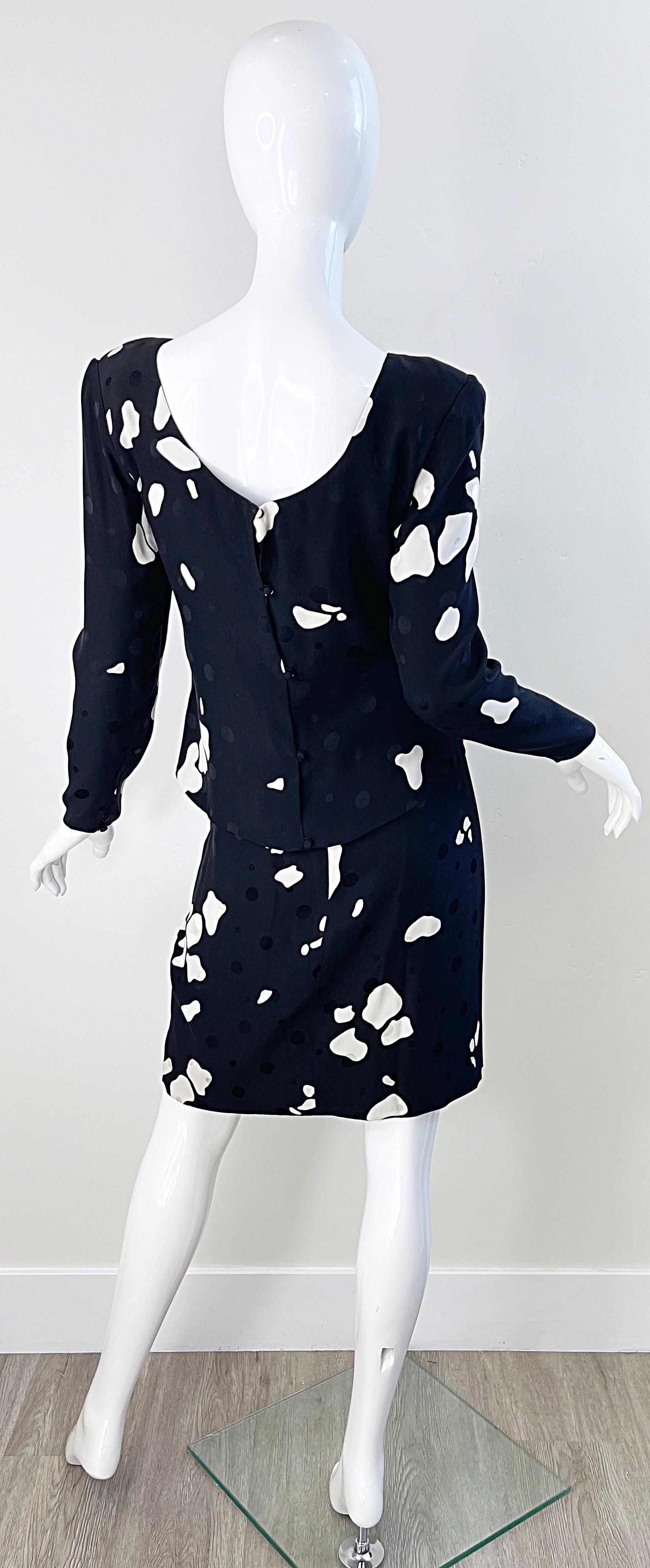 1980s Estevez Size 6 / 8 Black and White Abstract Print Vintage 80s Silk Dress For Sale 2