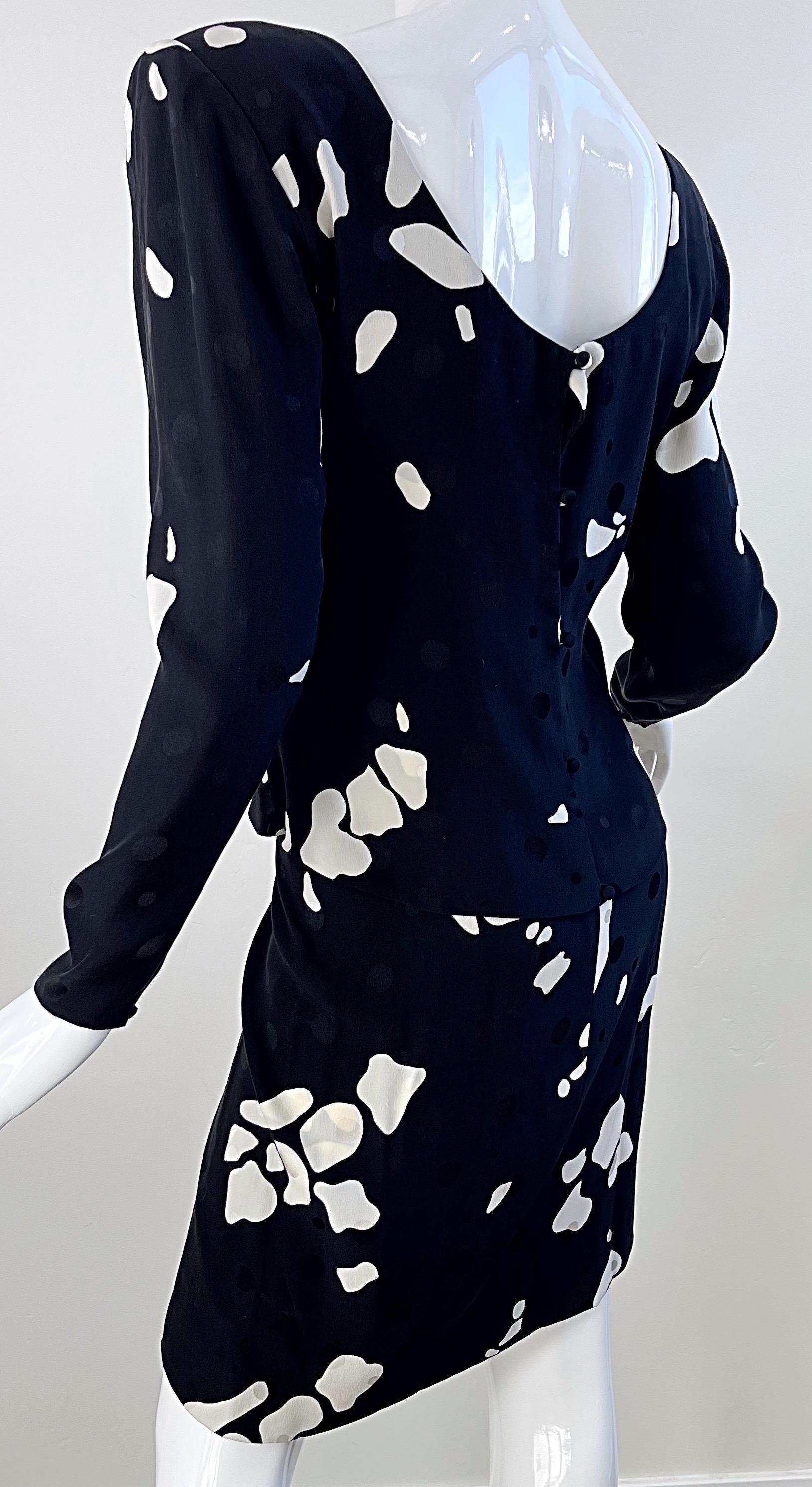 1980s Estevez Size 6 / 8 Black and White Abstract Print Vintage 80s Silk Dress For Sale 4