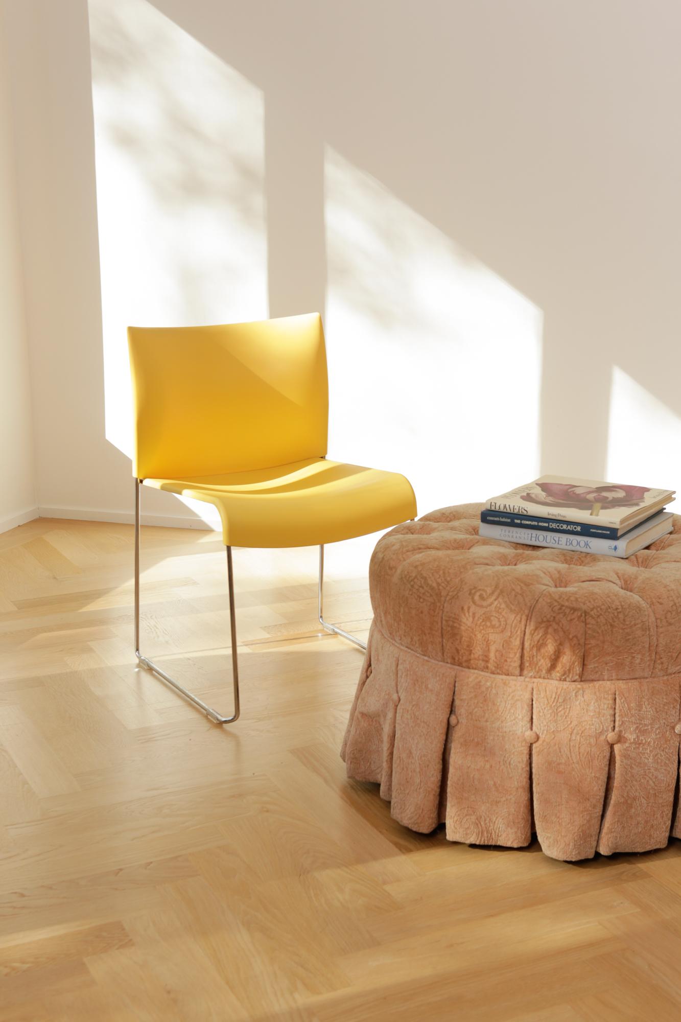 1980s Ethan Allen tuffed pink ottoman/coffee table with wheels in pink/peach velvet fabric with tuffed detail. Has wheels underneath and easy to move around. In excellent vintage condition.
Measures: 28