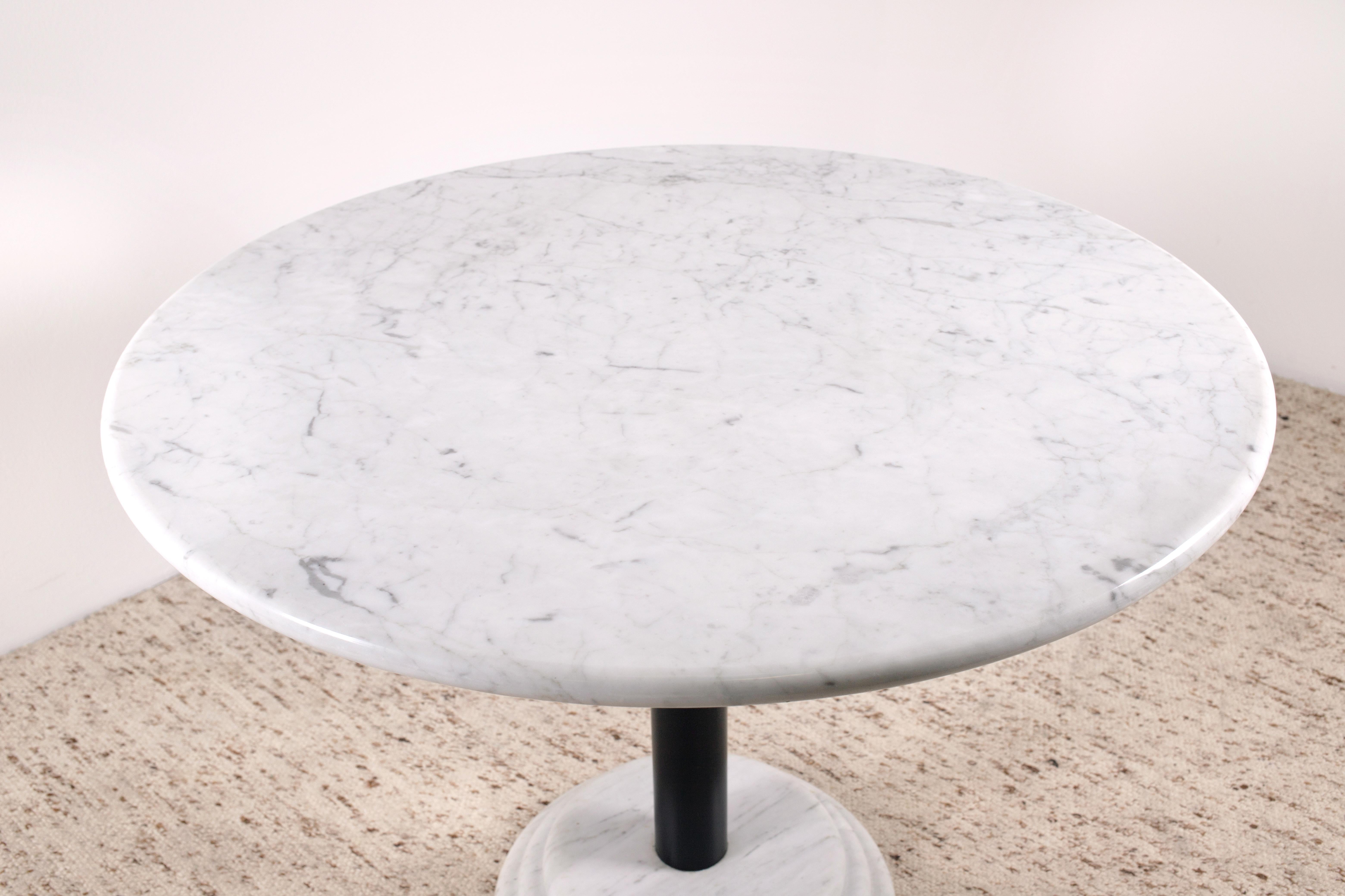 1980s Ettore Sottsass Attributed Round Carrara Marble Dining Table, Italy In Good Condition For Sale In Grand Cayman, KY