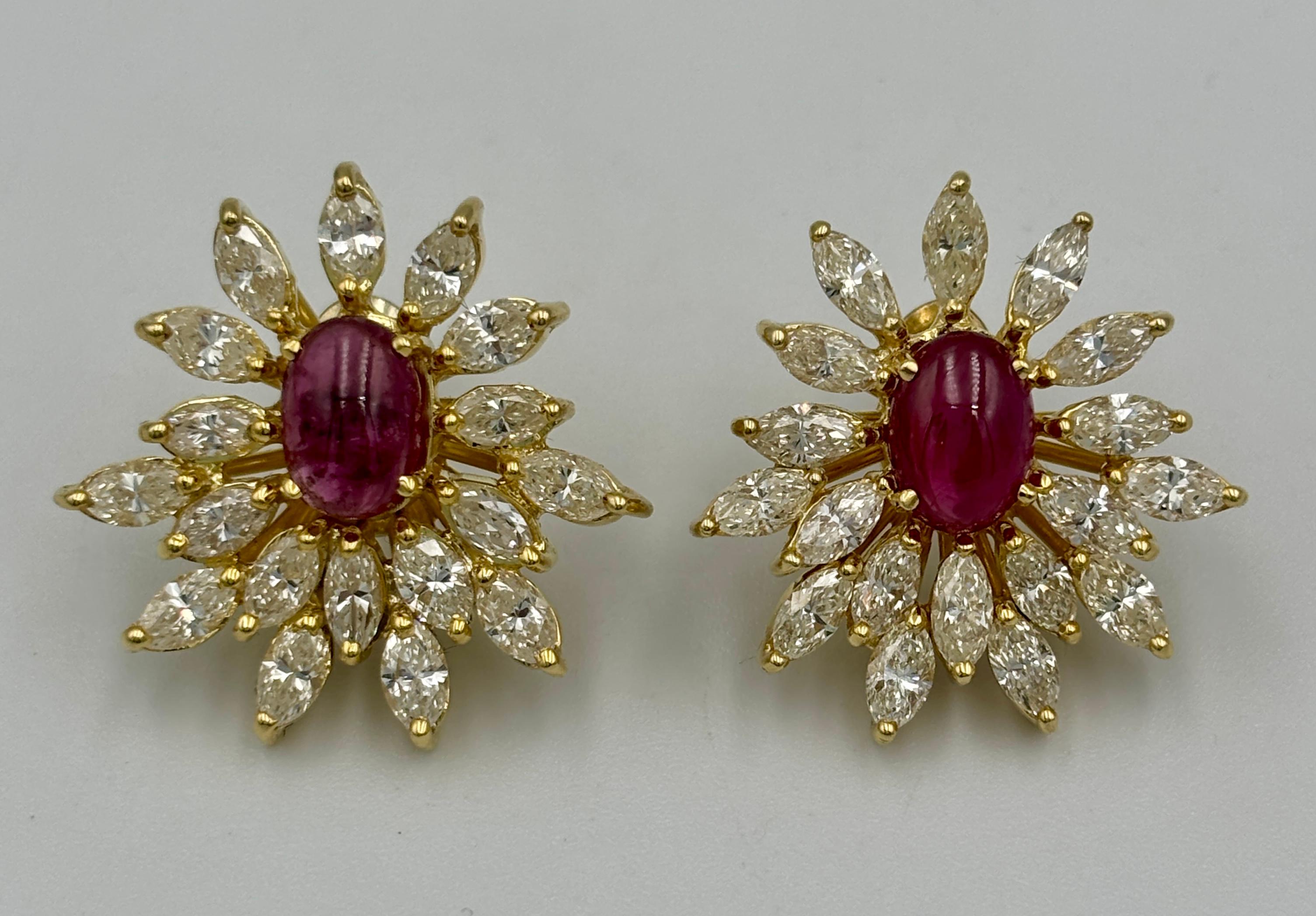 Le design de cette magnifique paire de boucles d'oreilles européennes des années 1980 est centré sur une paire de rubis cabochons pesant au total environ 4 carats. Chaque rubis est entouré de 18 diamants de taille marquise de couleur G-H et de