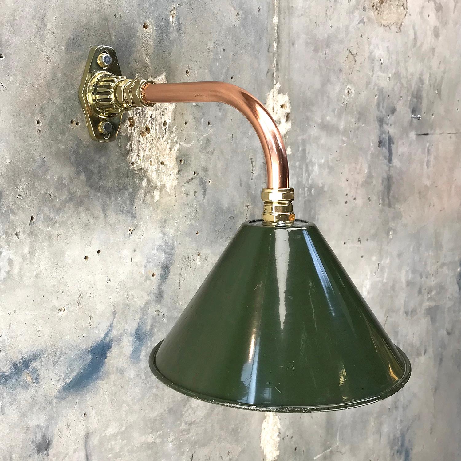 Ménsula de cobre y latón ex ejército británico de los años 80, verde original Industrial en venta
