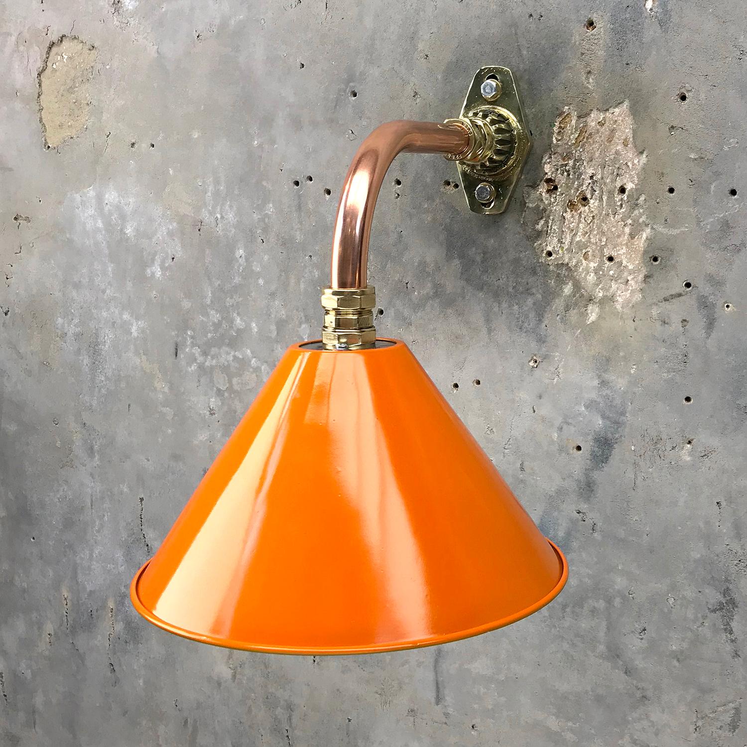 Industriel 1980 Ex British Army Light Shade / Cantilever en cuivre et laiton, couleurs personnalisées en vente