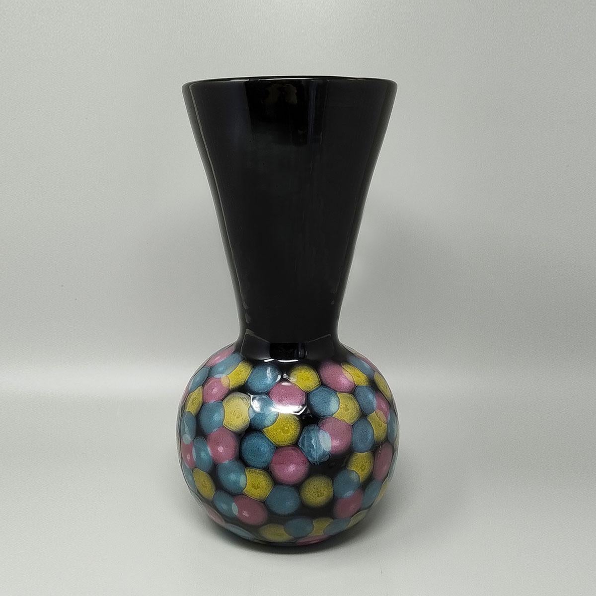 191980s Exquis vase polychrome en céramique fait à la main par Bizzirri. Il est en excellent état. 
Dimension :
diam 5,51 x 11,81 H pouces
diam cm 14 x cm 30 H