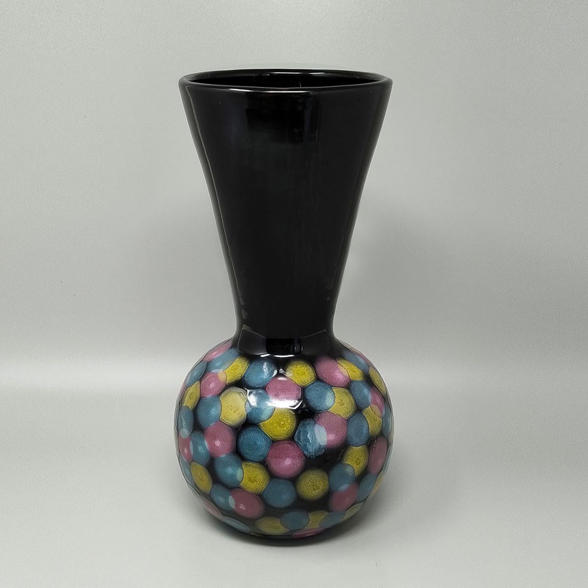 Mid-Century Modern Exquis vase polychrome fabriqué à la main en céramique par Bizzirri, des années 1980. Fabriquée en Ita en vente