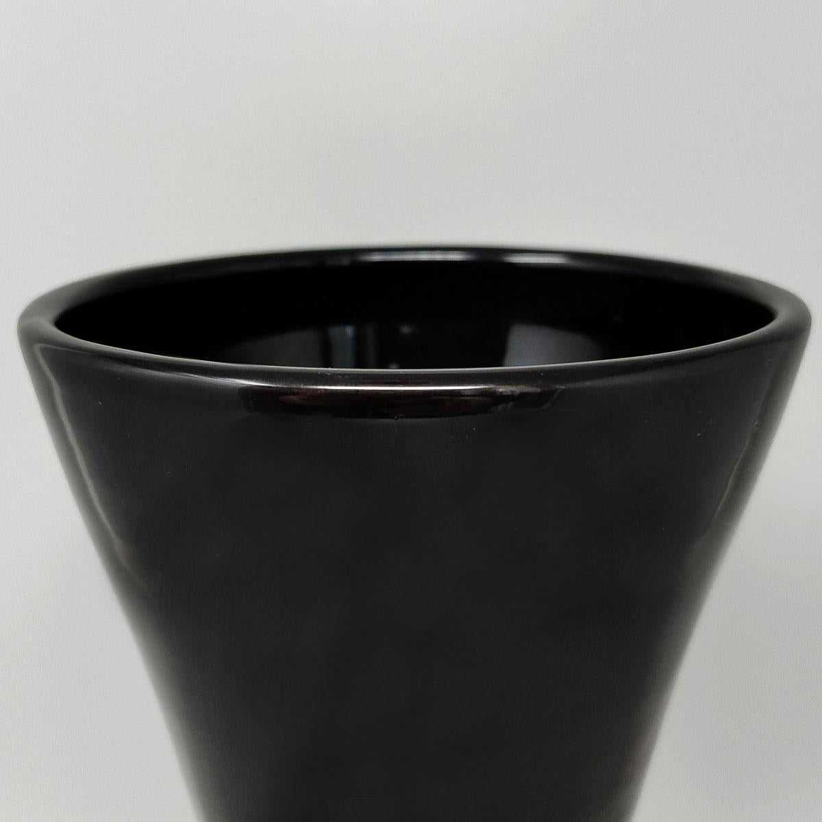 italien Exquis vase polychrome fabriqué à la main en céramique par Bizzirri, des années 1980. Fabriquée en Ita en vente