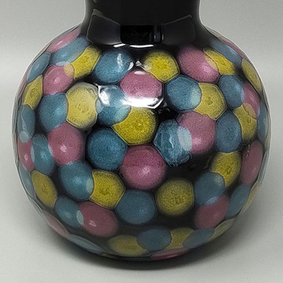 Exquis vase polychrome fabriqué à la main en céramique par Bizzirri, des années 1980. Fabriquée en Ita Excellent état - En vente à Milano, IT